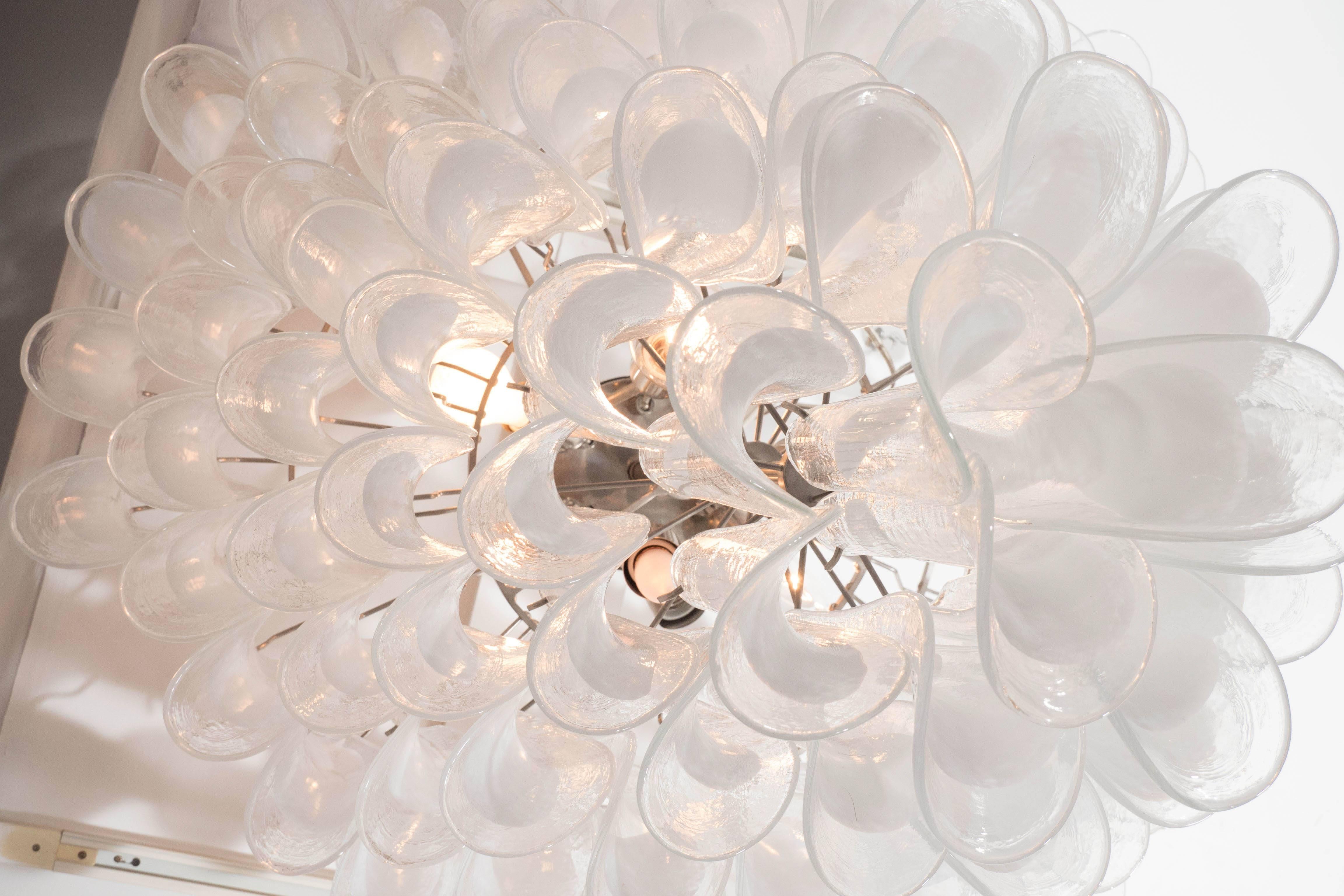 Verre de Murano Grand lustre à pétales en verre blanc et transparent Mazzega fait sur mesure en vente