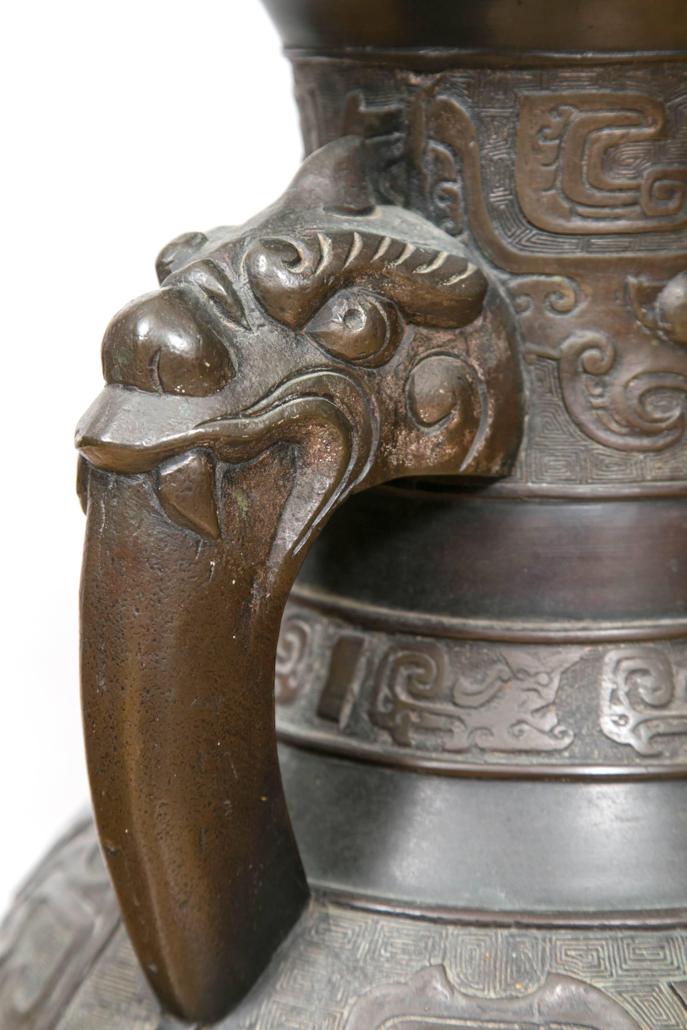 Chinois Grand vase d'autel chinois archaïque en bronze à patine noire en vente