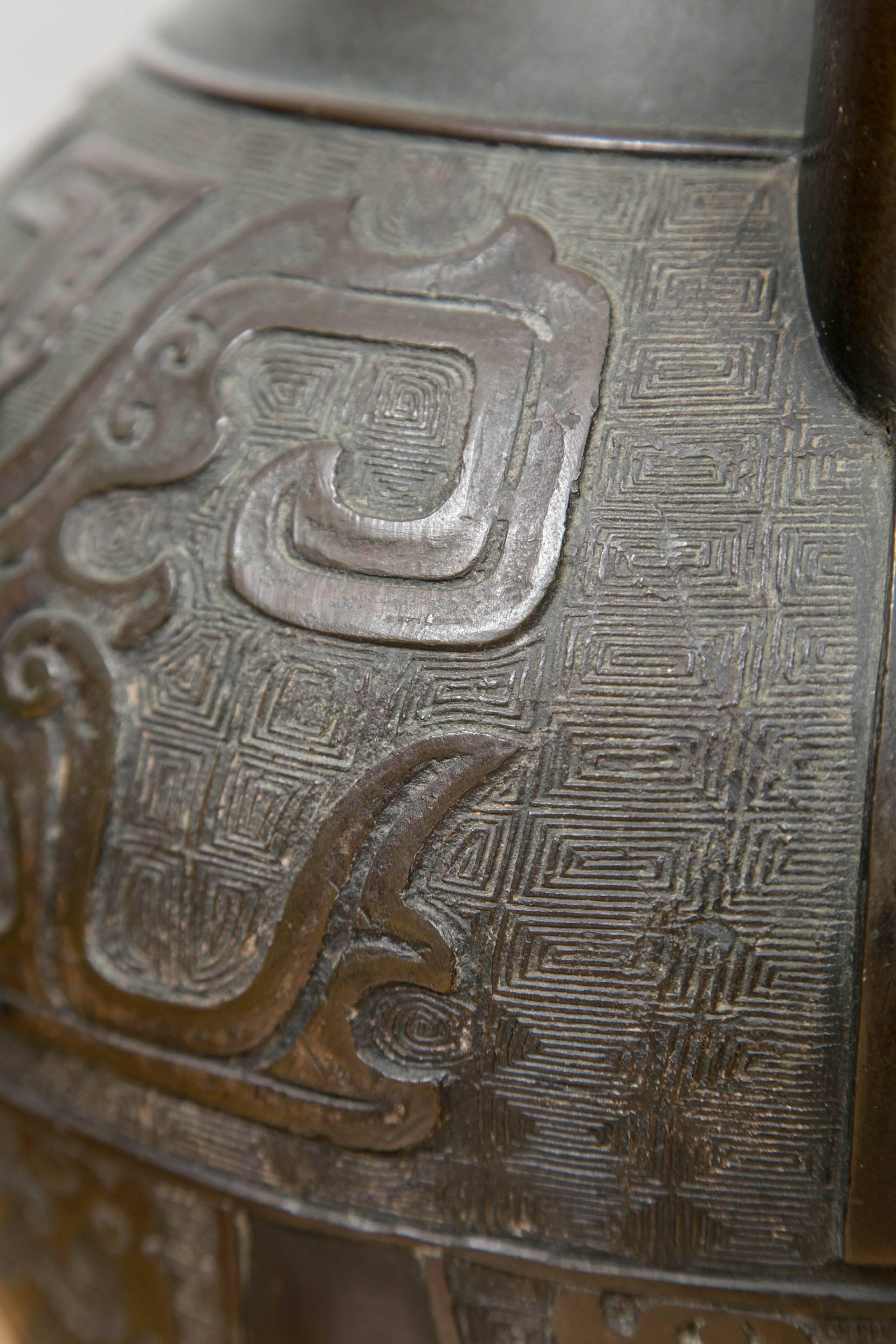 Bronze Grand vase d'autel chinois archaïque en bronze à patine noire en vente