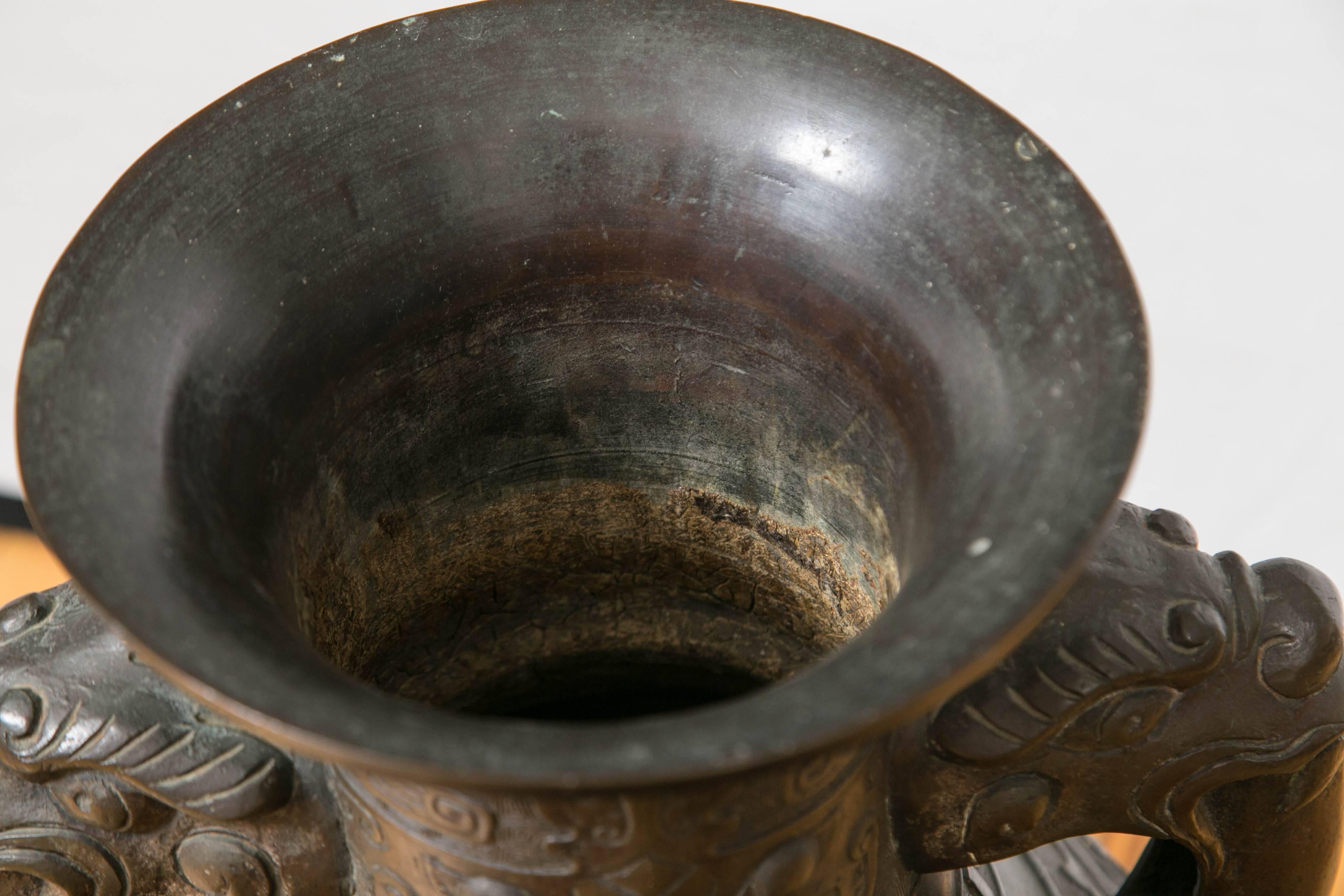 Grand vase d'autel chinois archaïque en bronze à patine noire en vente 1