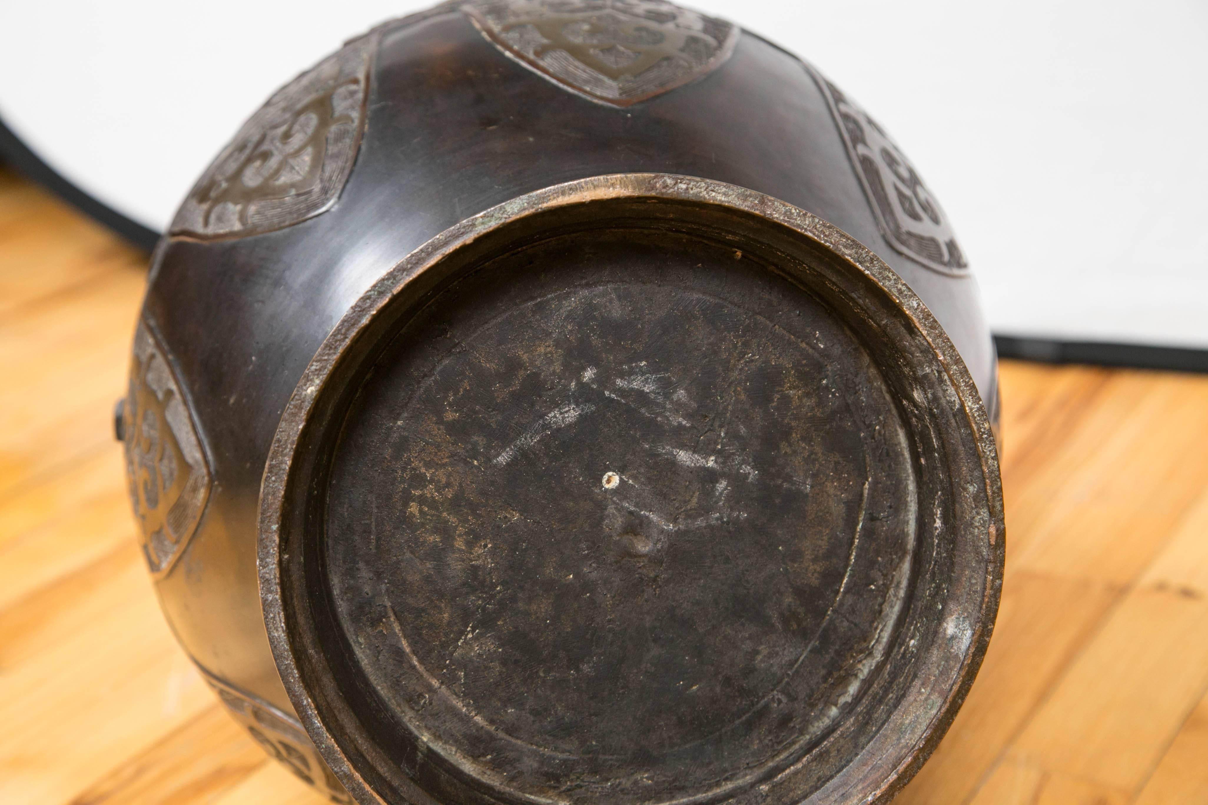 Grande vaso da altare cinese arcaico in bronzo patinato nero in vendita 3