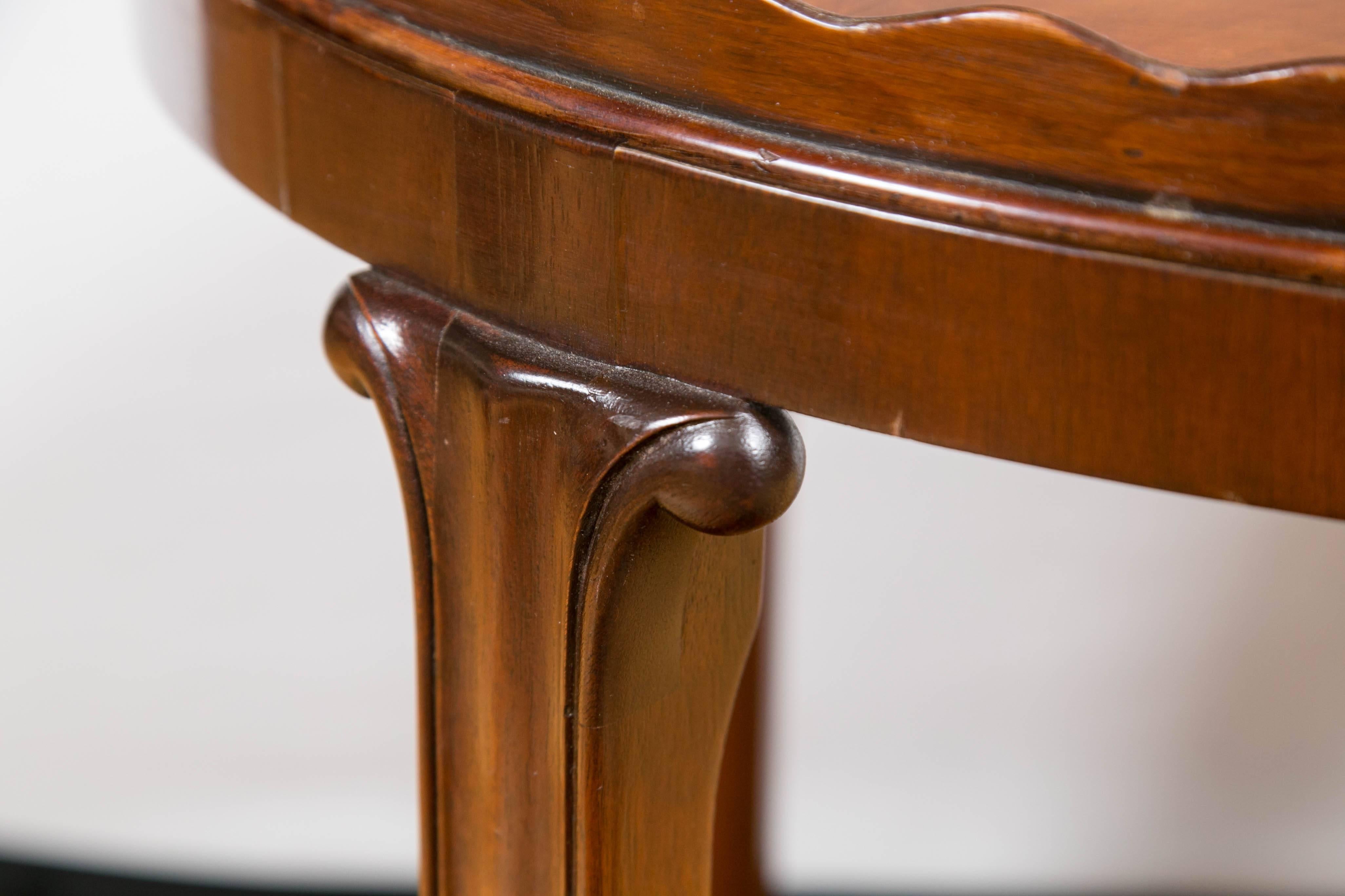 Ovaler viktorianischer Tabletttisch aus Mahagoni mit Intarsien (Englisch) im Angebot