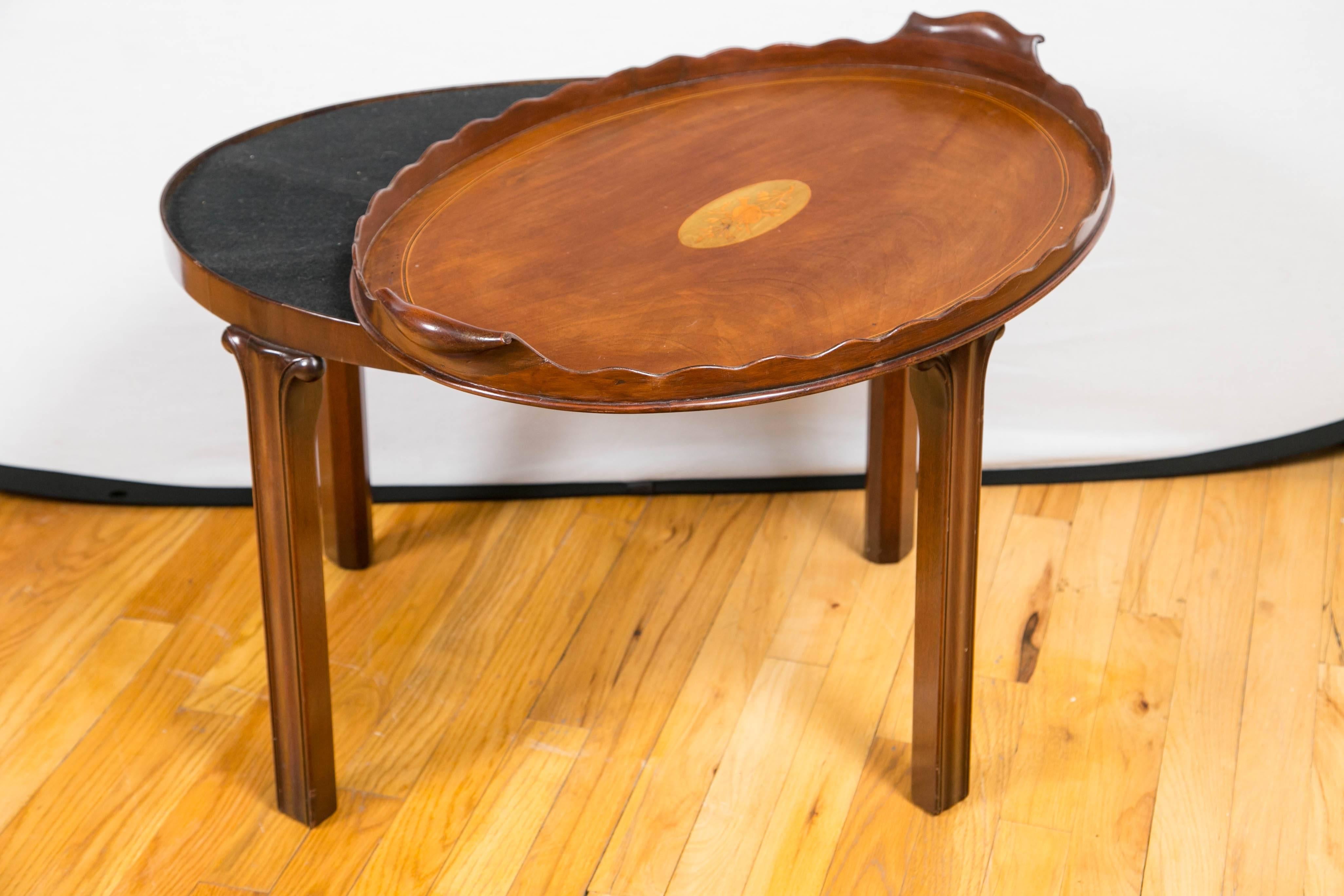 Ovaler viktorianischer Tabletttisch aus Mahagoni mit Intarsien (Marketerie) im Angebot