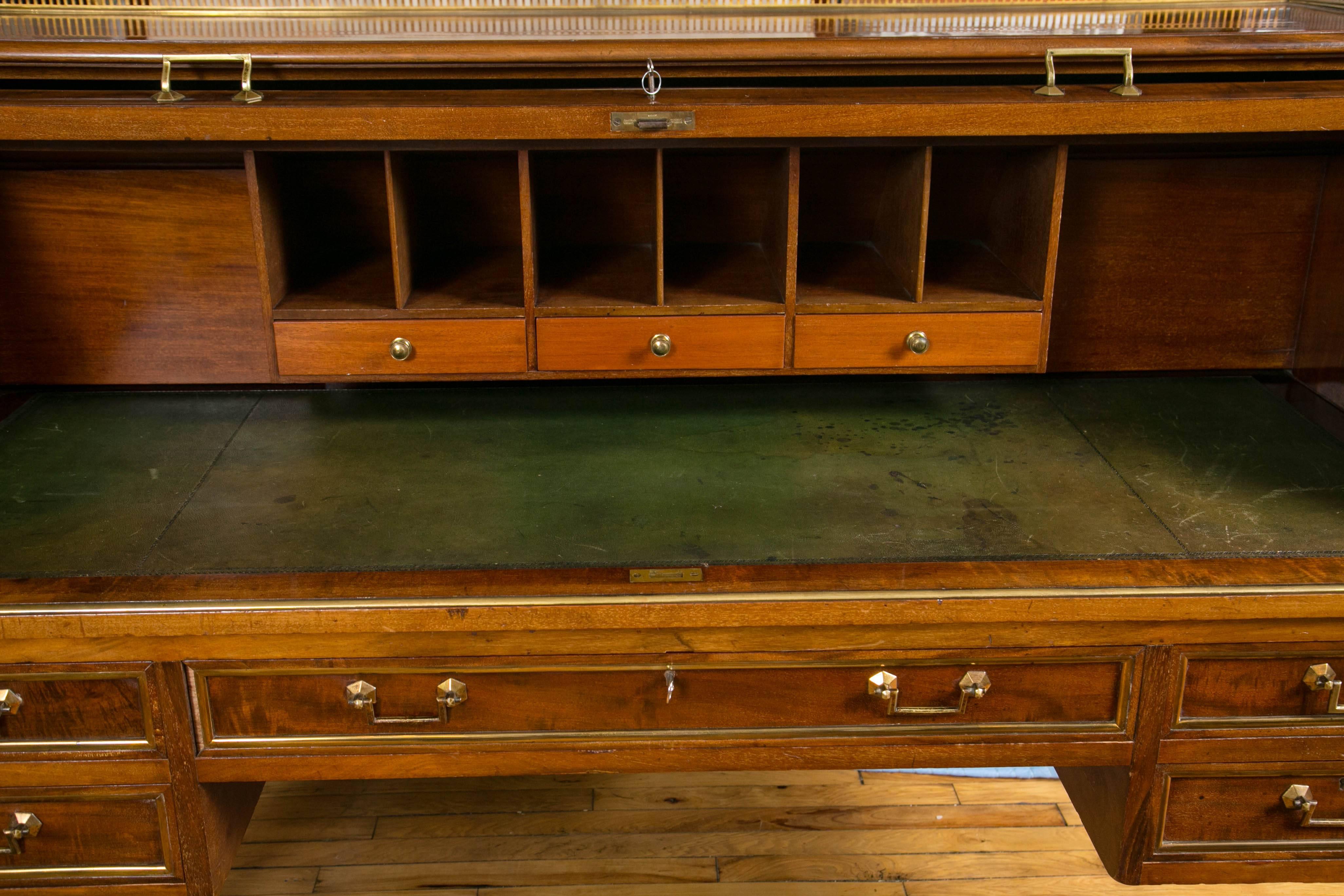 English Mid-19th Century Mahogany Bureau-à-Cylindre In Excellent Condition In Mt Kisco, NY