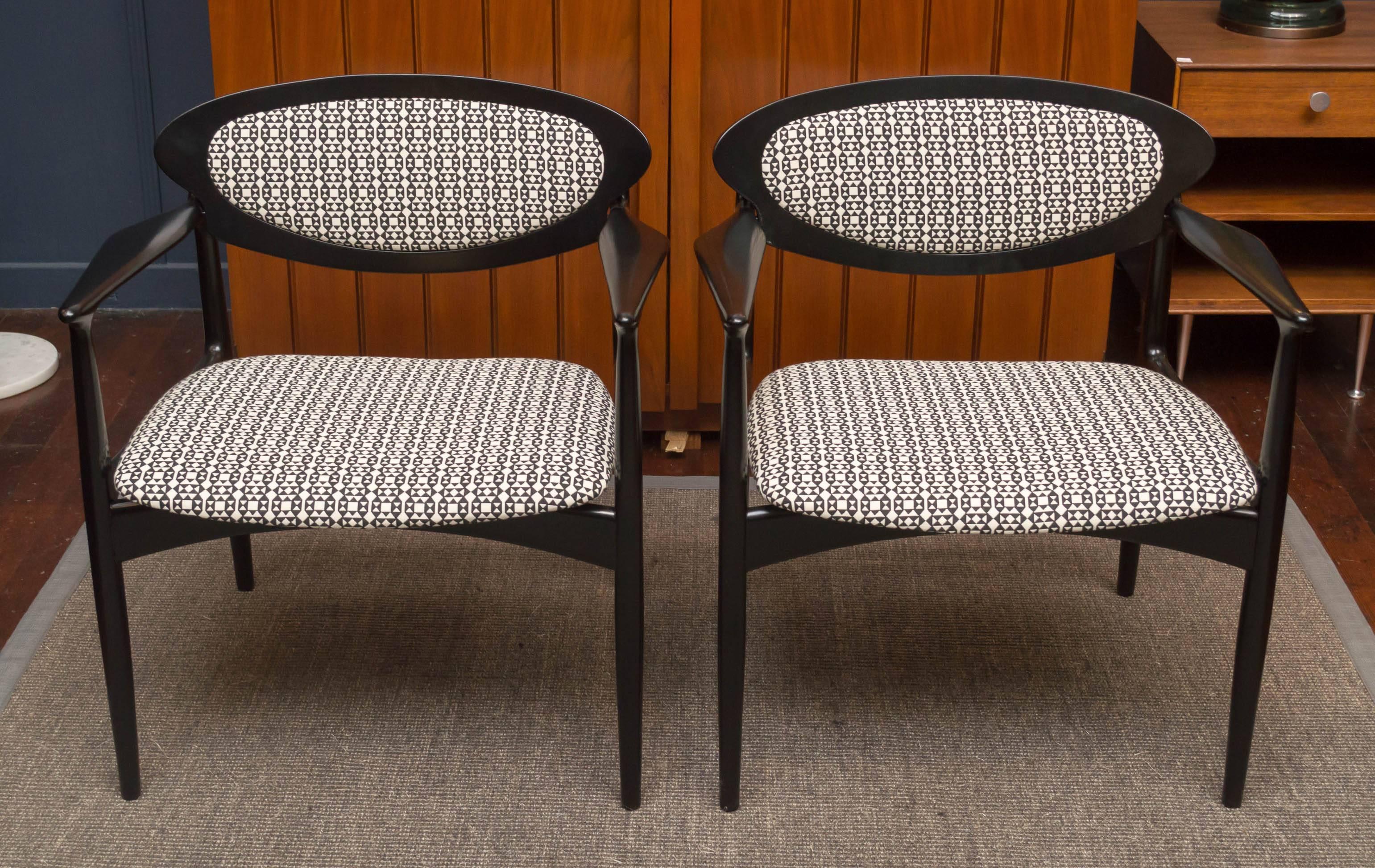 Sillones de madera de frutal de diseño moderno escandinavo, lacados en negro y recién tapizados con Maharam, diseño de Anni Albers. 