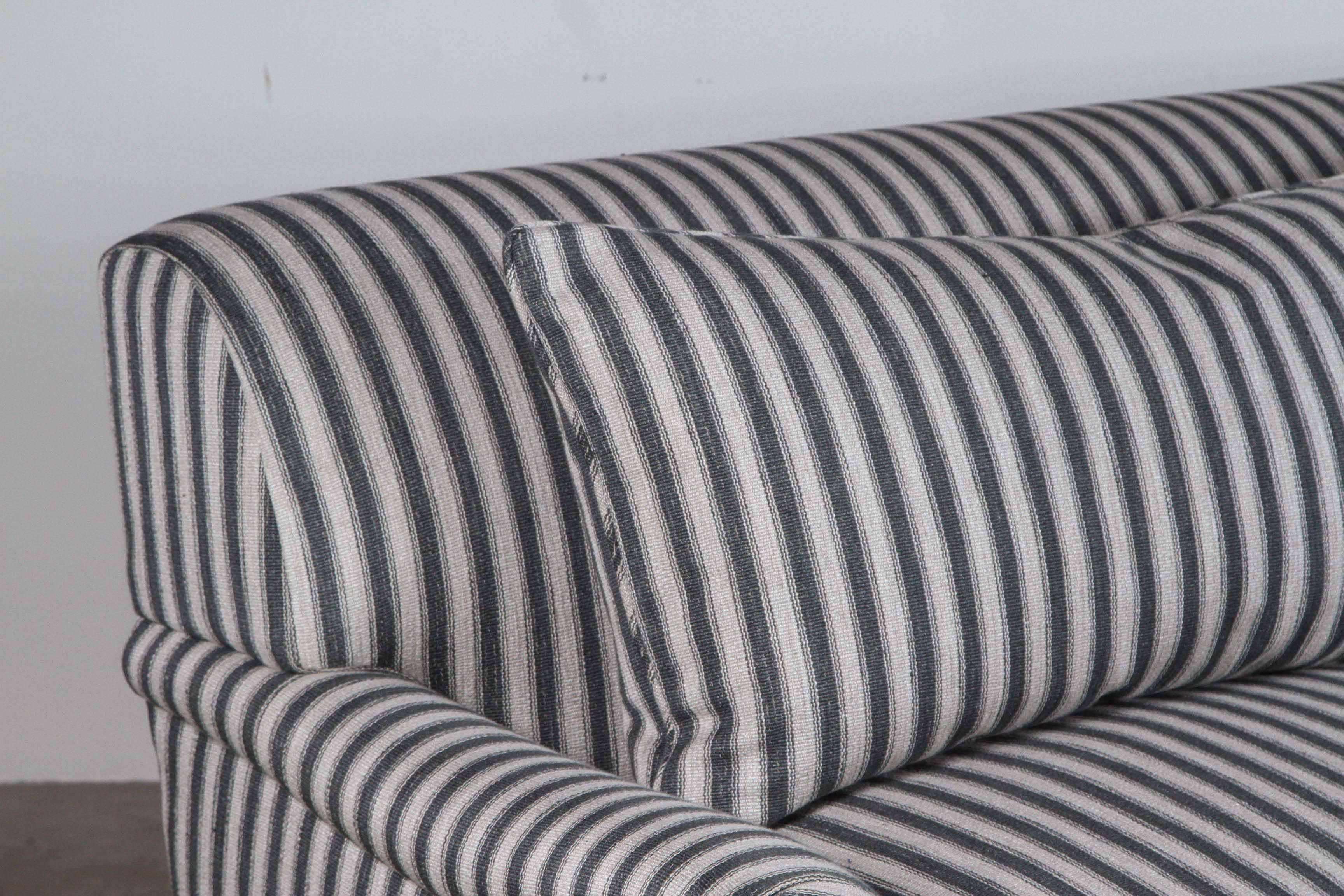 Traditional Striped Sofa In Excellent Condition In Los Angeles, CA