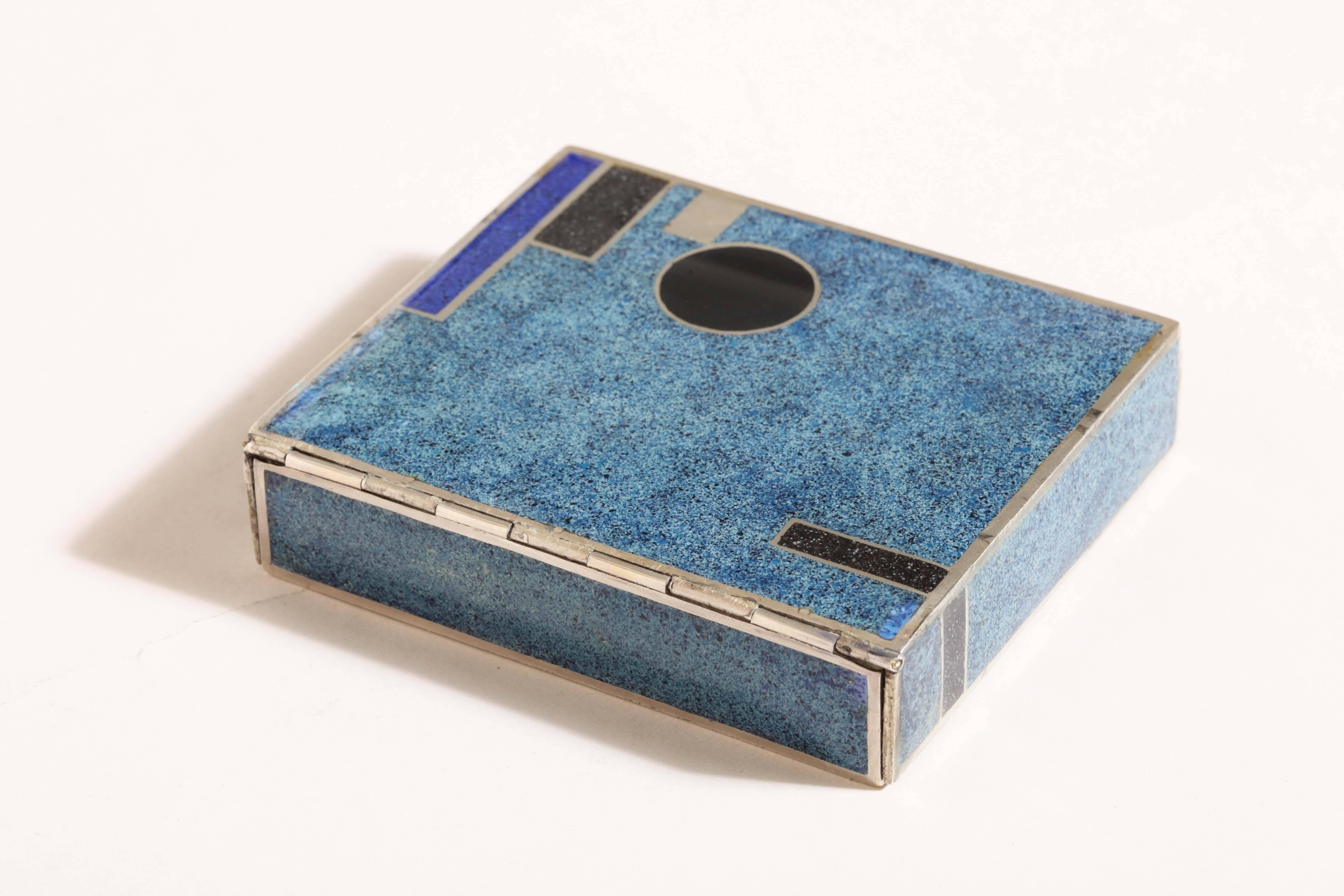 Französische Art-Déco-Schachtel aus Sterlingsilber und Champleve-Emaille von Jean Goulden (20. Jahrhundert) im Angebot