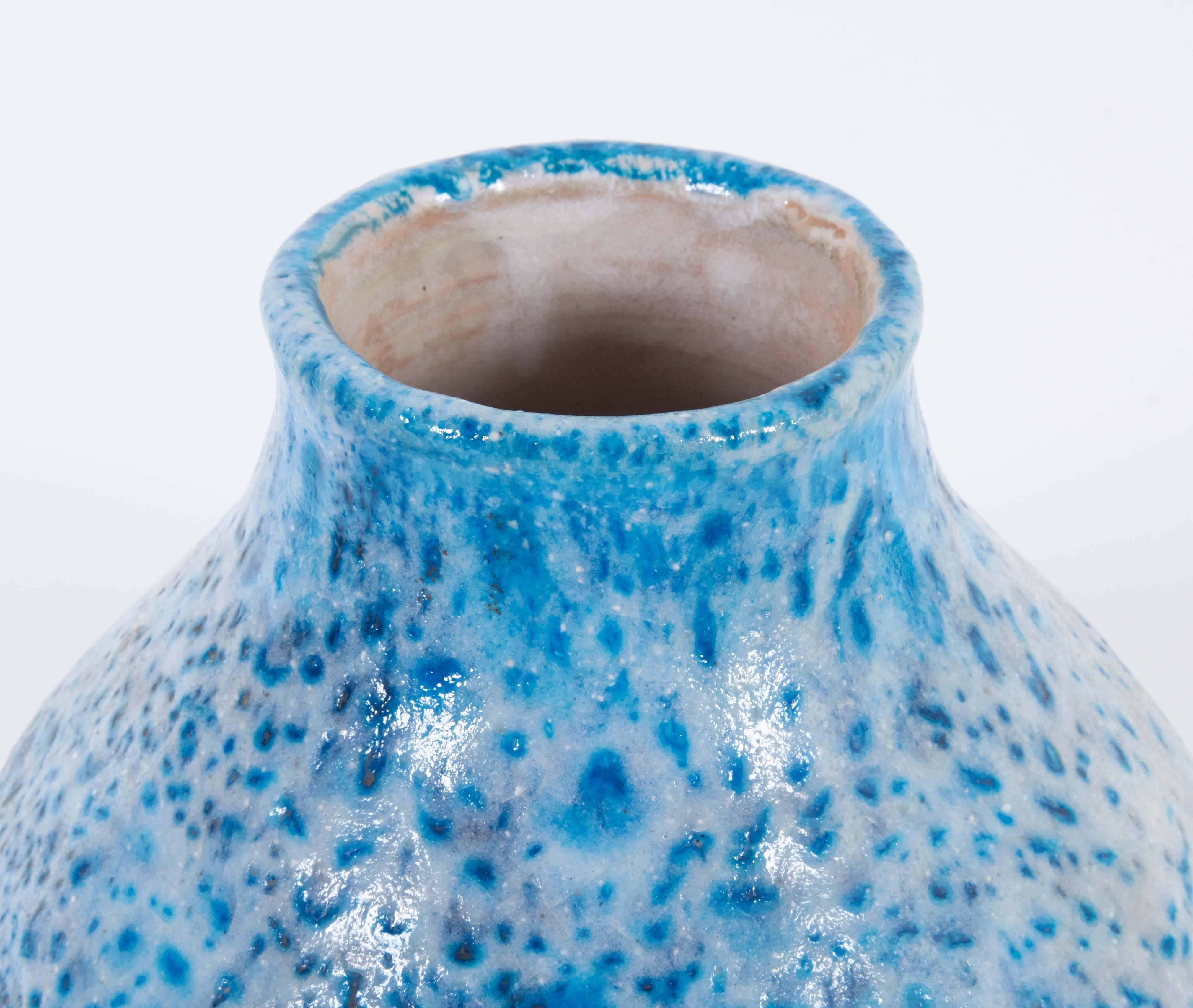 An Italian pottery vase by Guido Gambone, produced circa 1950s -1960s, truncated with round body, decorated in mottled blue and white glazes. Markings include [Gambone Italy] signed to base. Excellent vintage condition, consistent with age.

10454