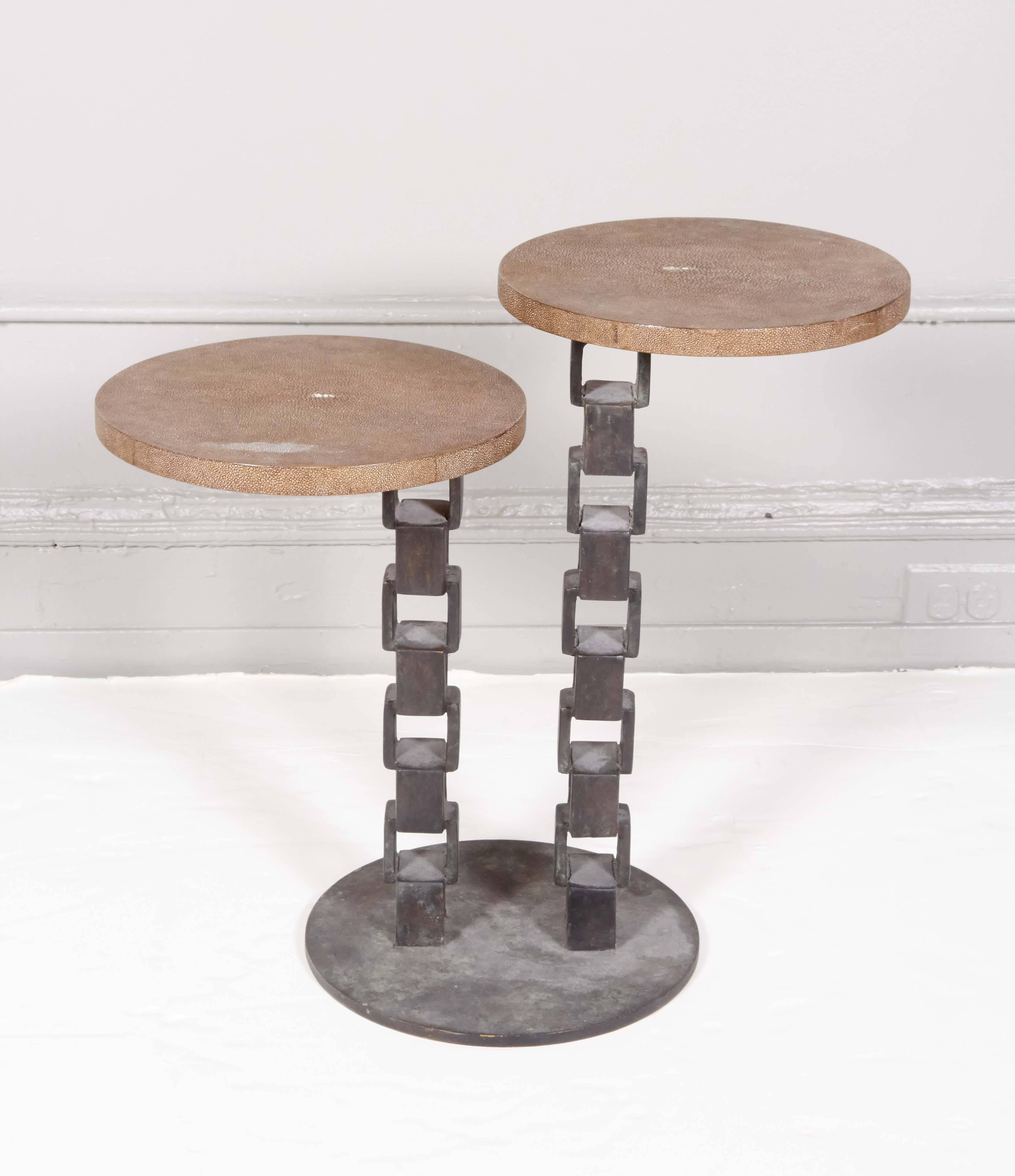A vintage pedestal table, with two round shagreen tops, each raised on a metal base styled as chain link. The table remains in very good condition, with presence of age appropriate wear.

10468.