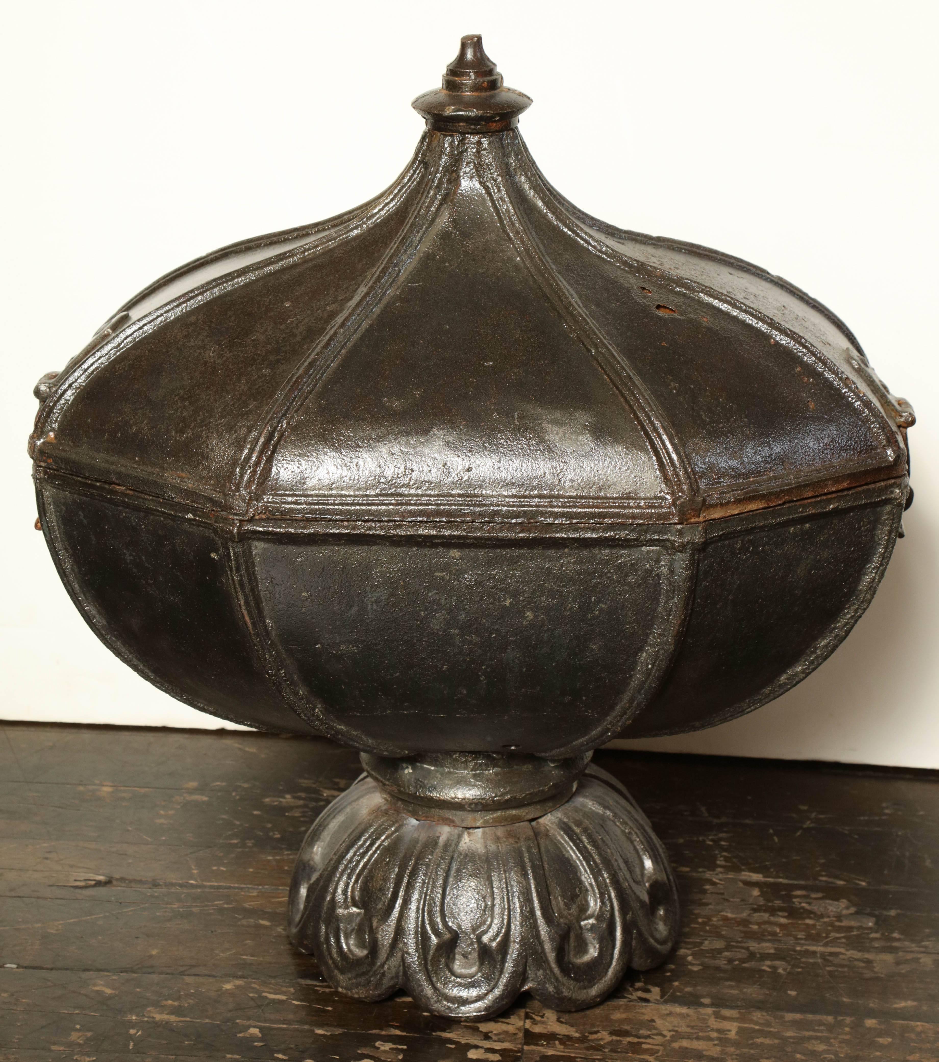 19th Century English Cast Iron Coal Scuttle In Good Condition In New York, NY