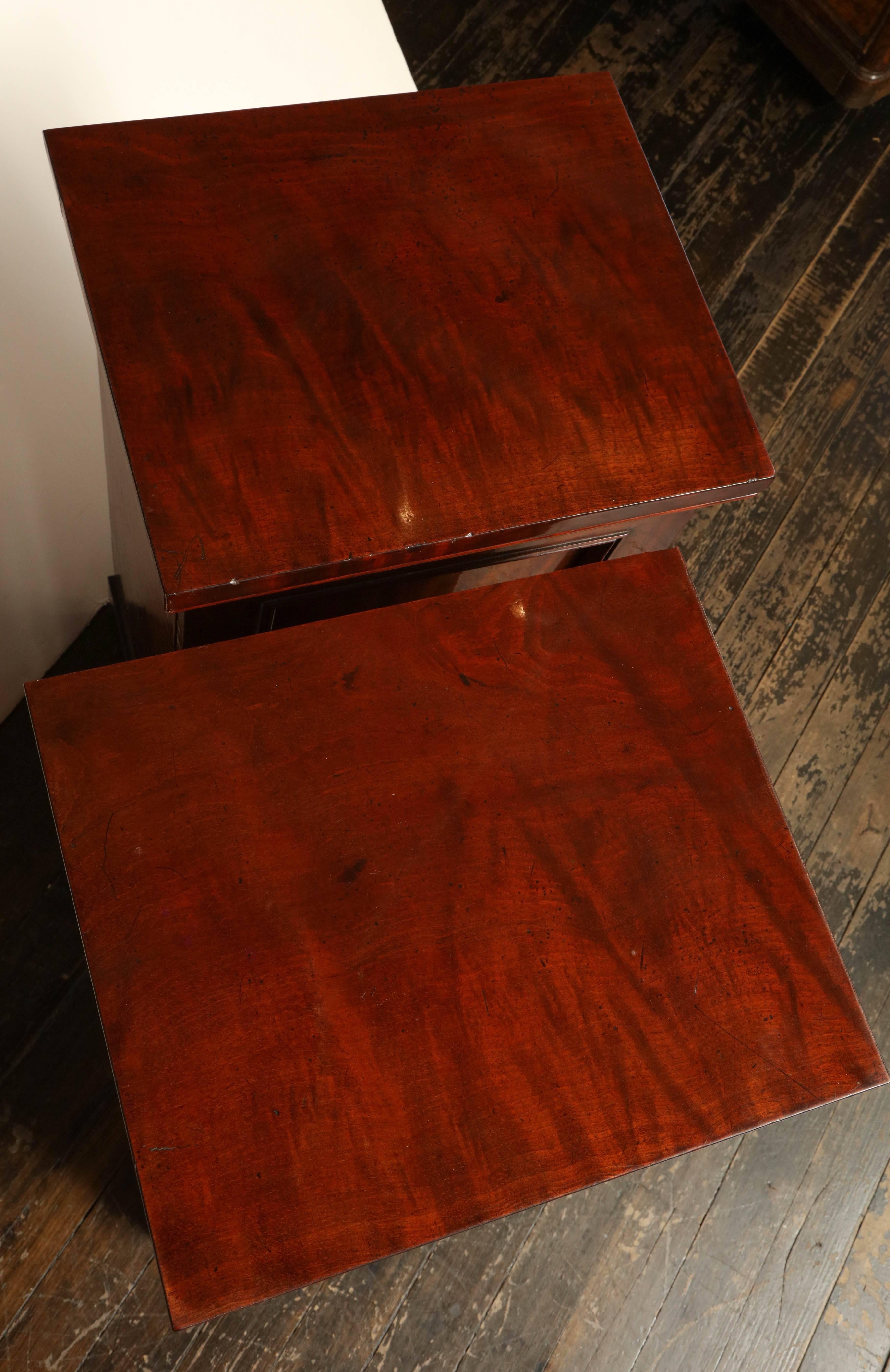 Pair of Late 19th Century English Bedside Tables In Excellent Condition In New York, NY