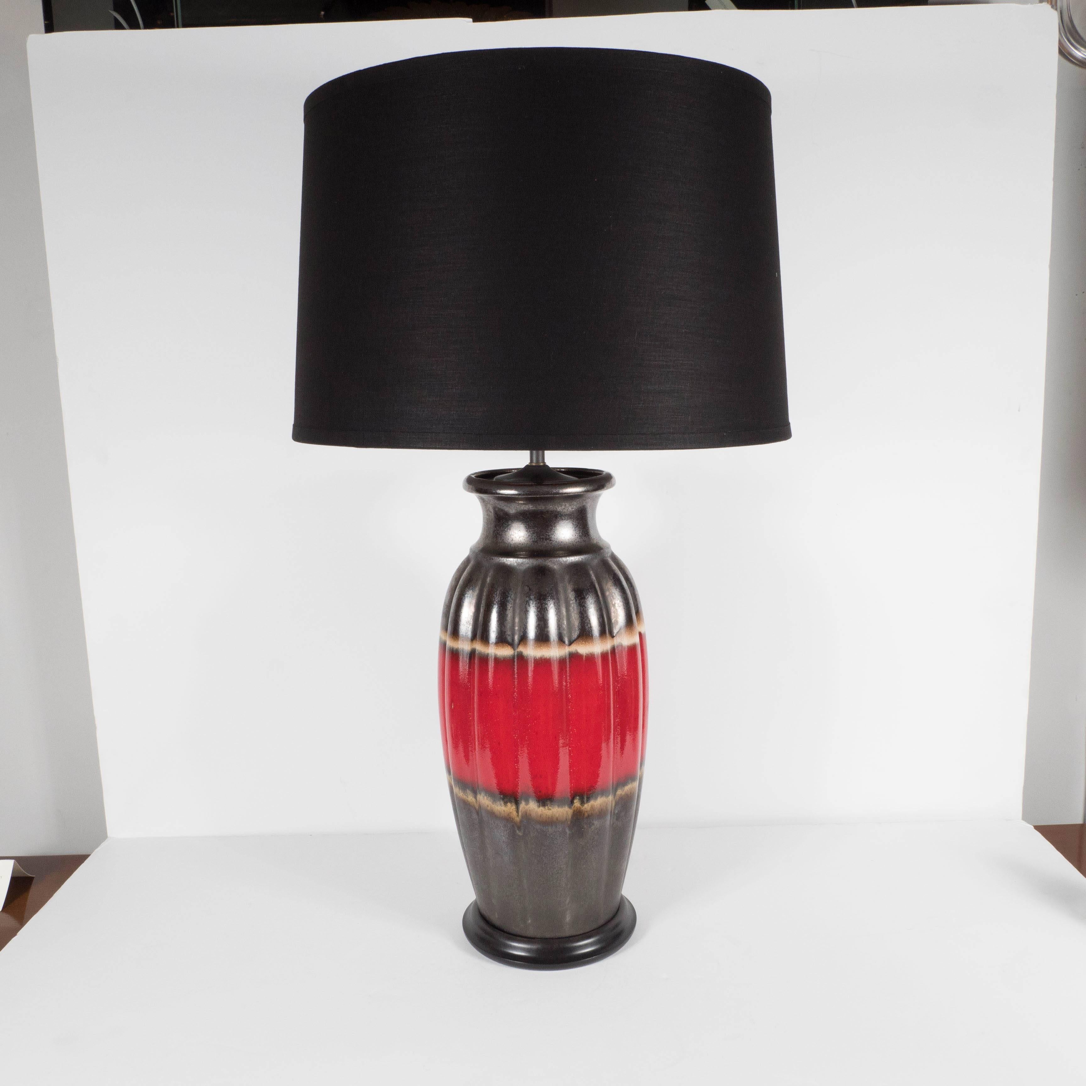 Américain Paire de lampes de table modernistes en forme d'urne en céramique décorée par Lorin Marsh en vente