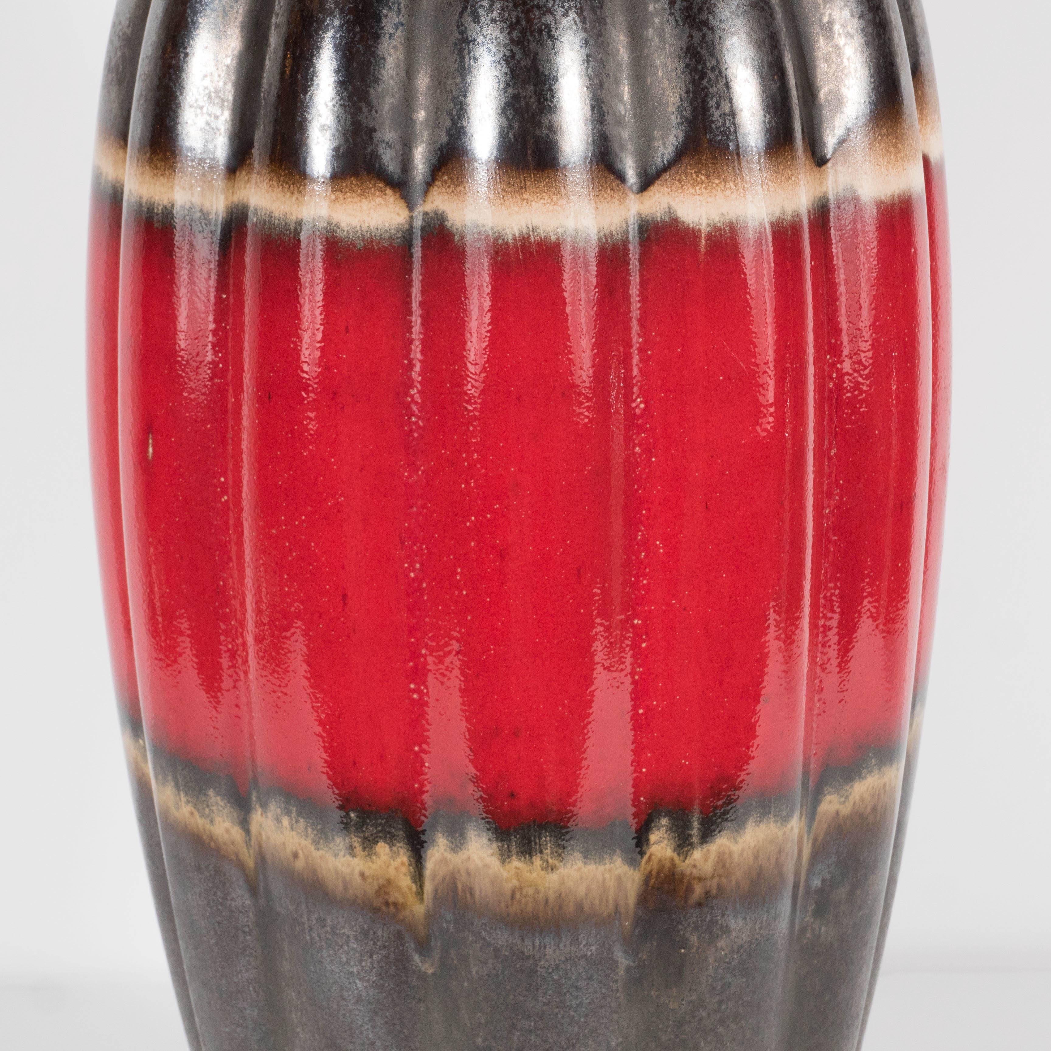 Fin du 20e siècle Paire de lampes de table modernistes en forme d'urne en céramique décorée par Lorin Marsh en vente