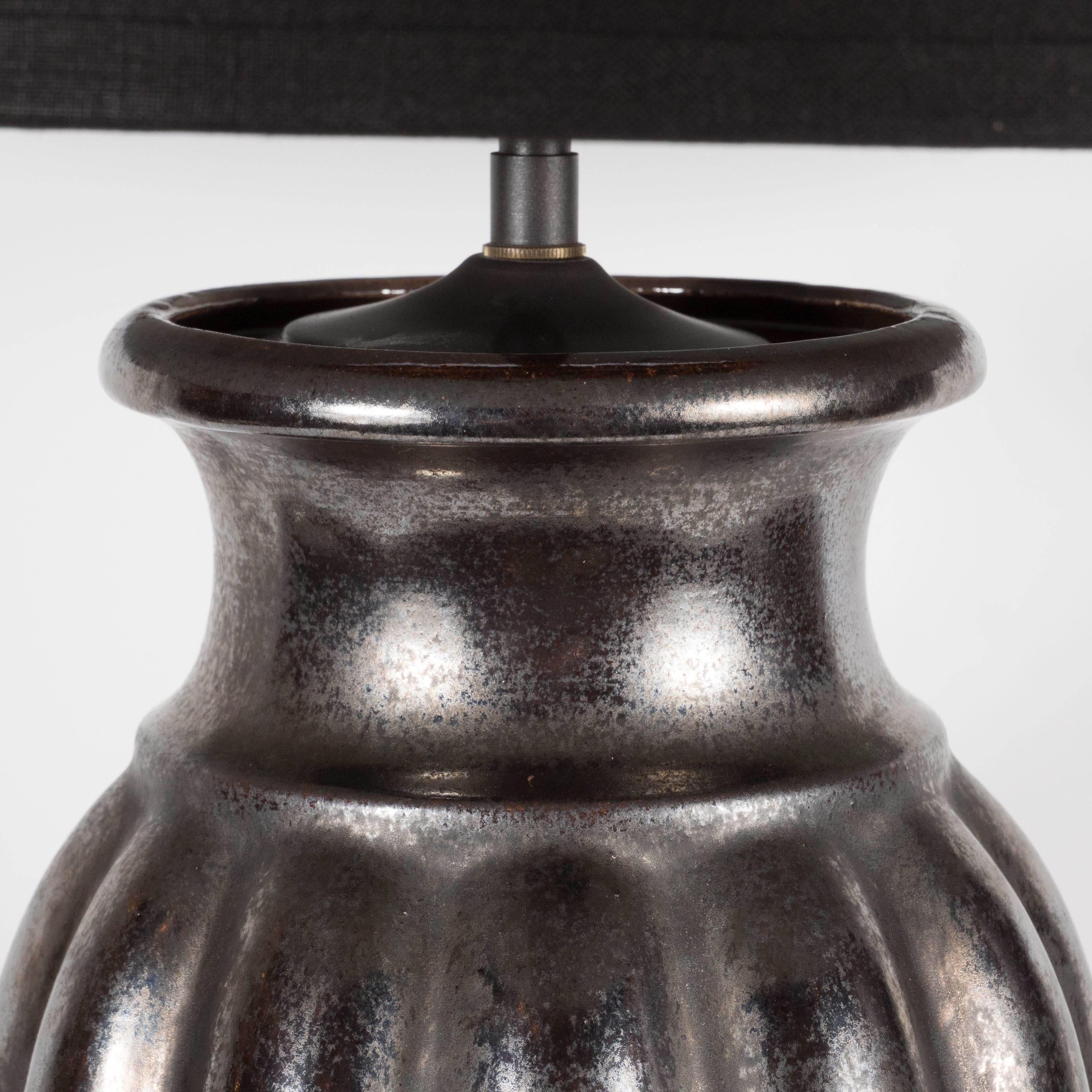 Paire de lampes de table modernistes en forme d'urne en céramique décorée par Lorin Marsh en vente 3