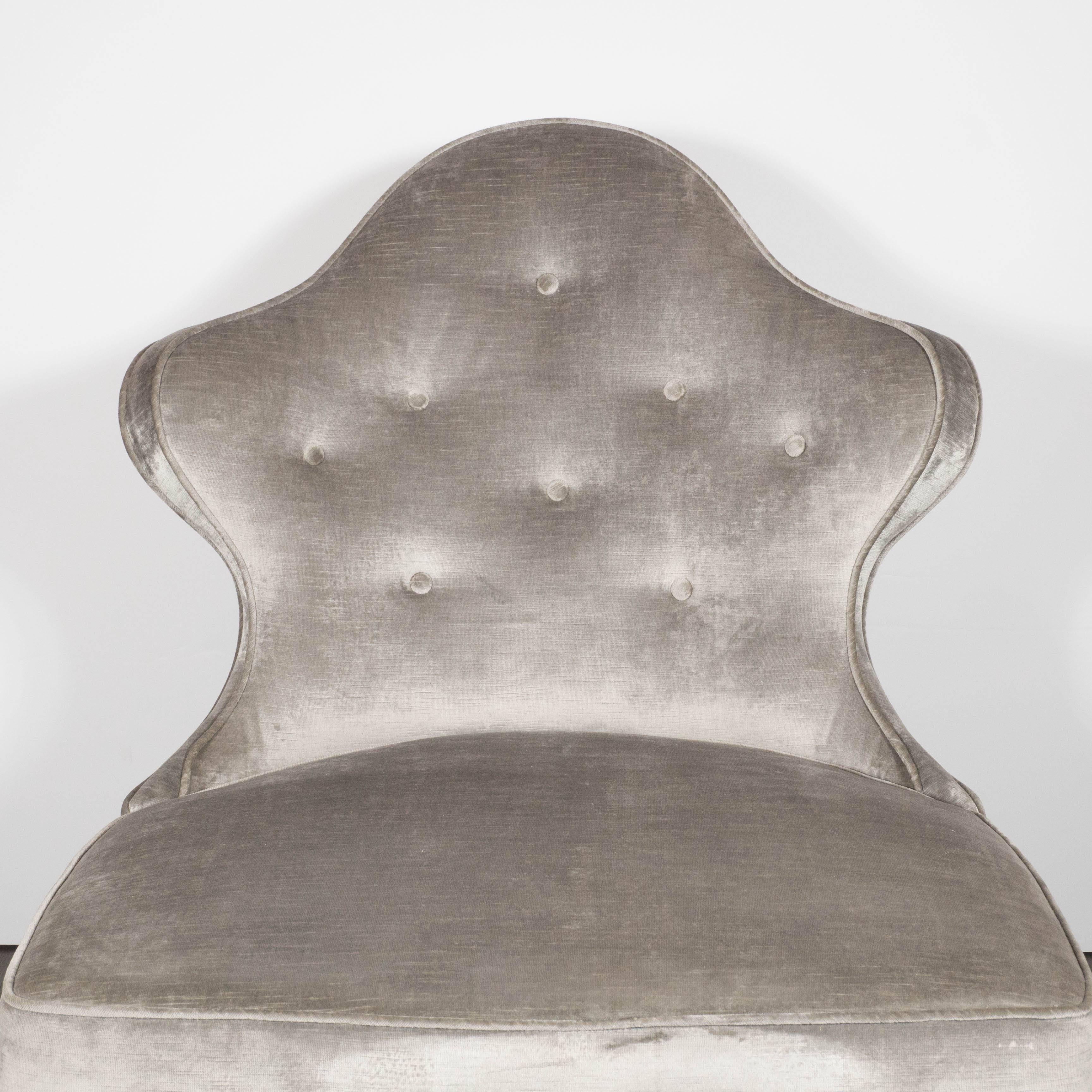 American 1940s Hollywood Regency Crest-Back Button-Tufted Chair in Platinum Velvet For Sale