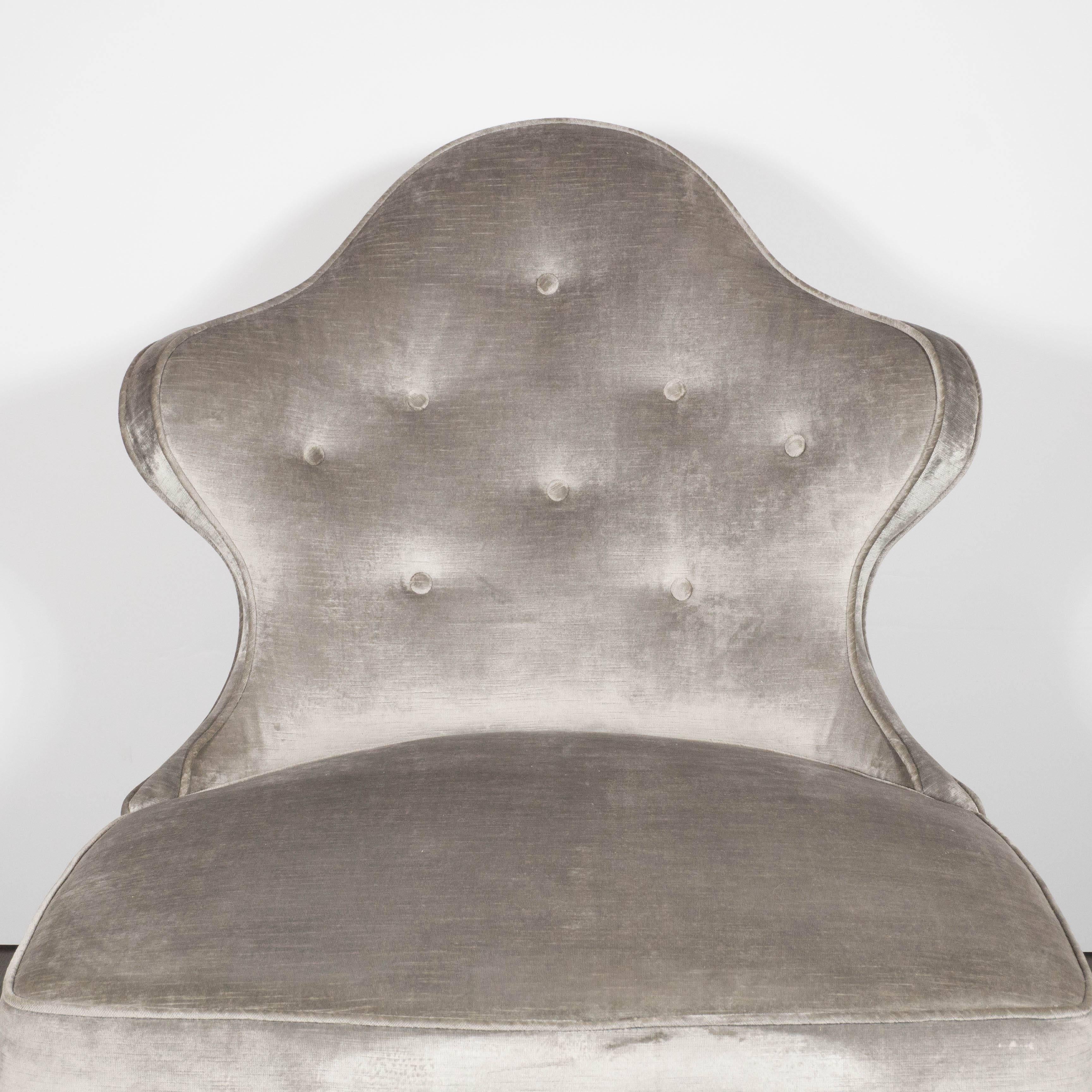 Americano Sedia Hollywood Regency Crest-Back Button-Tufted degli anni '40 in velluto platino in vendita