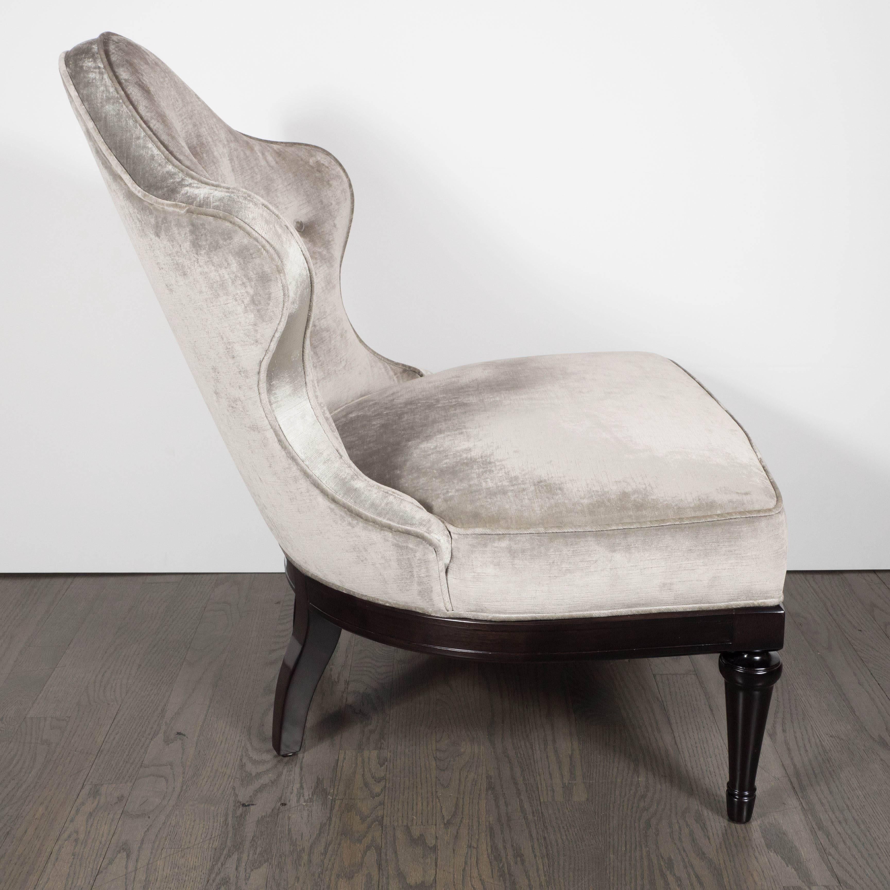 Velluto Sedia Hollywood Regency Crest-Back Button-Tufted degli anni '40 in velluto platino in vendita