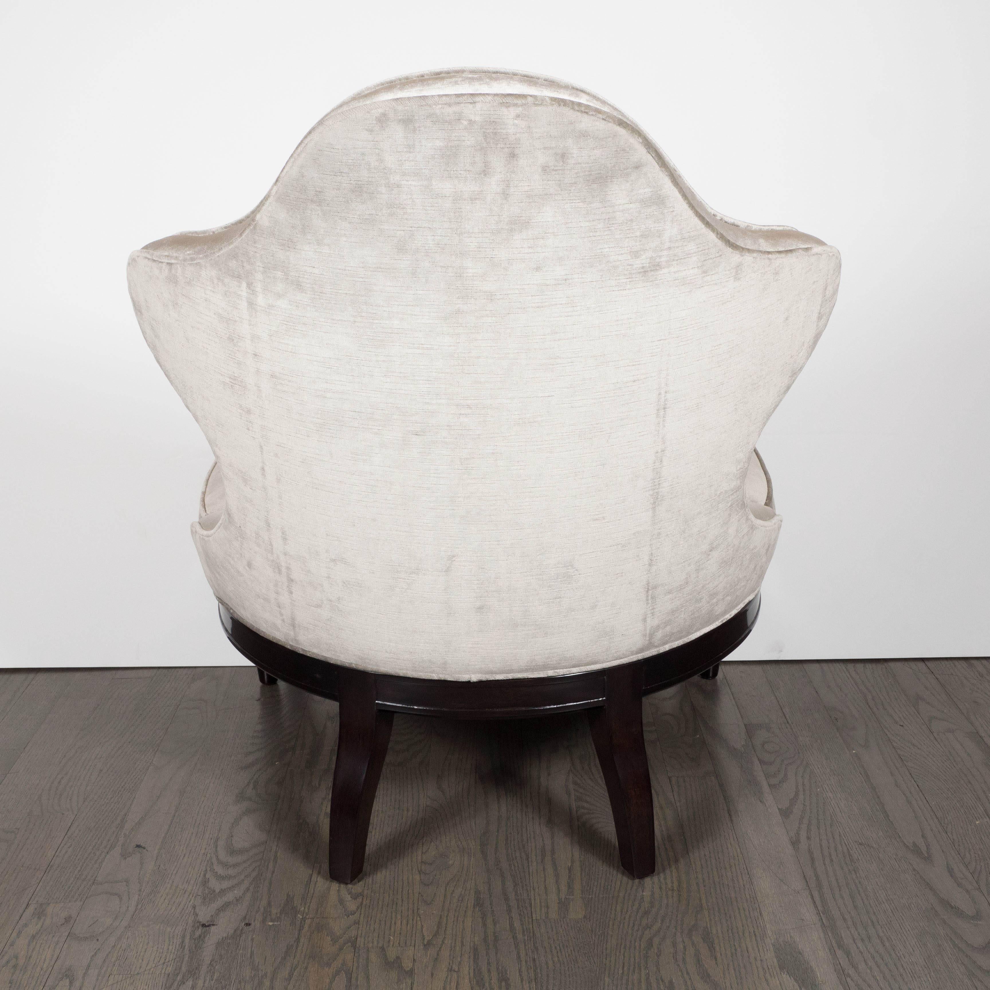 1940s Hollywood Regency Crest-Back Button-Tufted Chair in Platinum Velvet For Sale 2