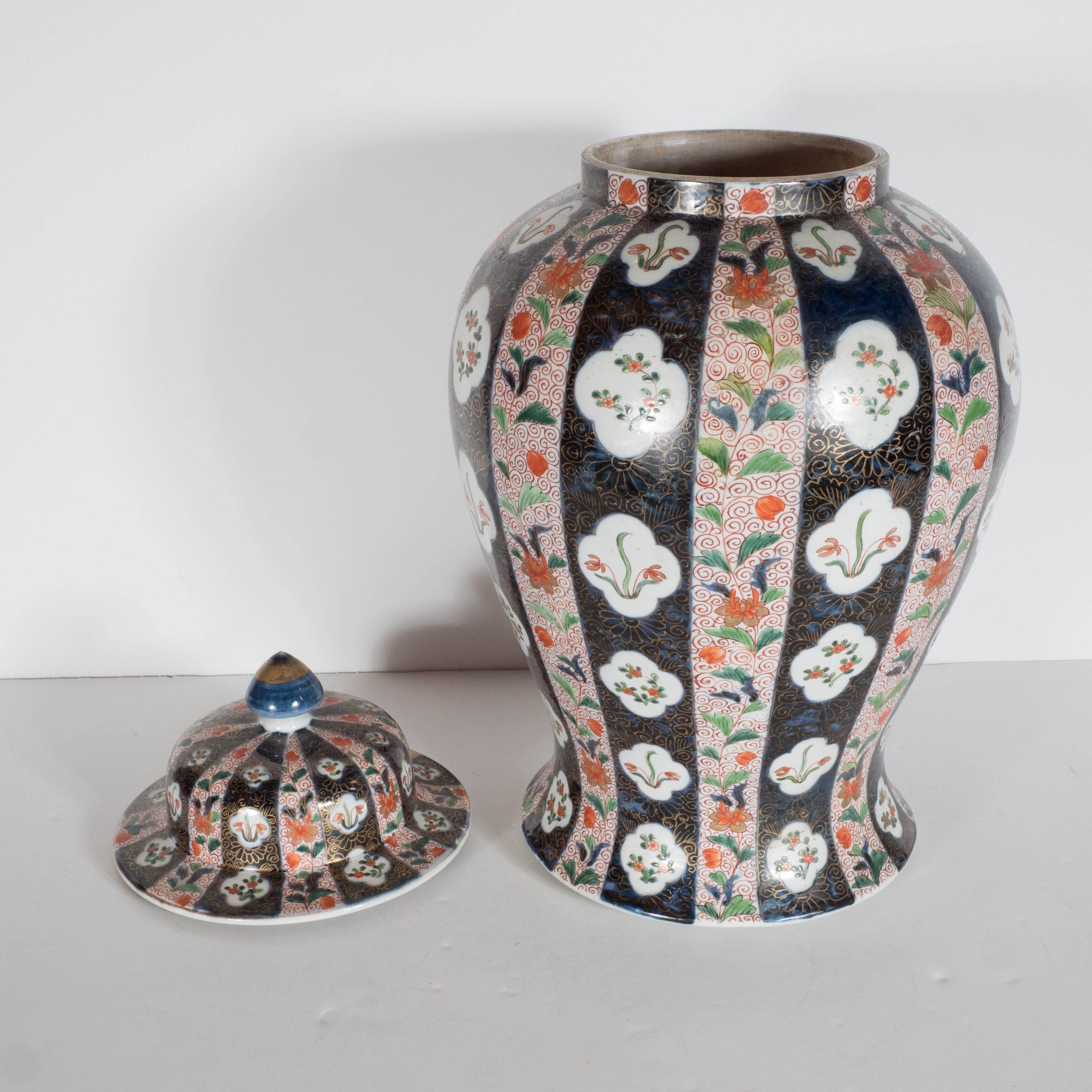 Large-Scale Antique Chinese Porcelain Famille Verte Lidded Vases / Urns In Excellent Condition In New York, NY