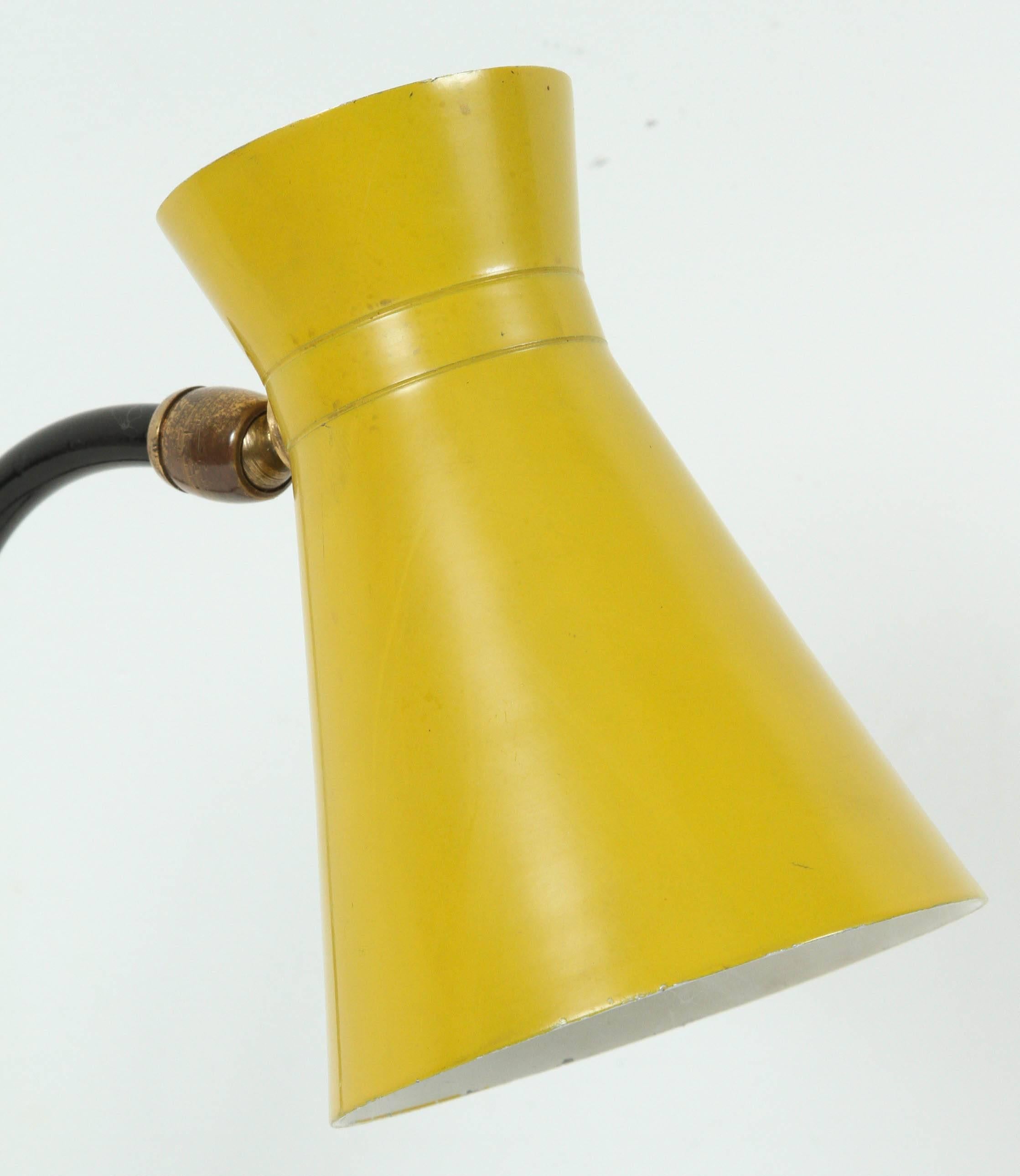 Jacques Biny Französische Designer-Tischlampe mit gelber emaillierter Haube 