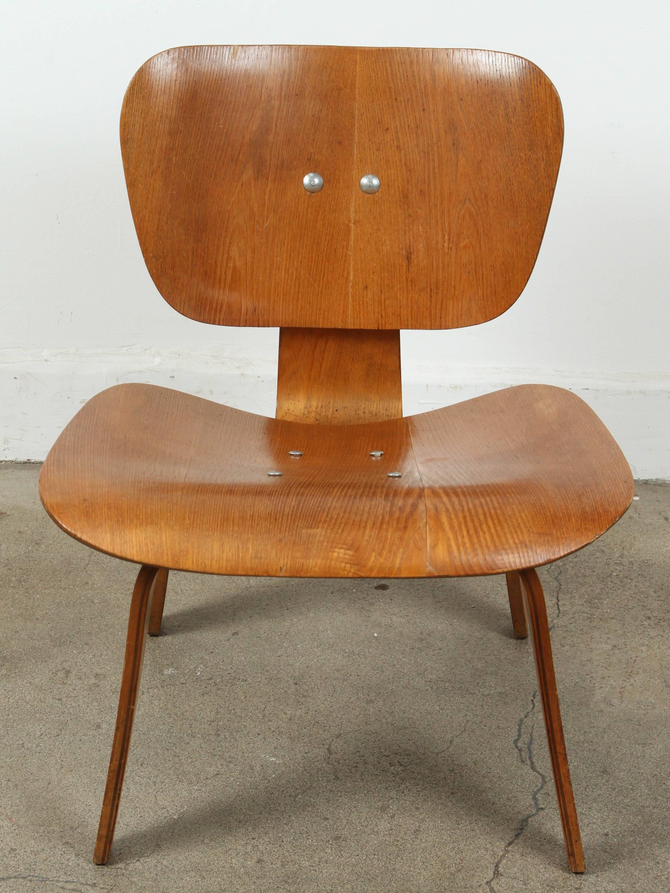 Early 1945 Charles Eames bentwood LCW, (lounge chair wood) for Herman Miller by Evans Production.
Molded plywood with a single rubber shock mount chair in the back and the early 5-2-5 mounting pattern from 1940s.
This iconic chair is one of the