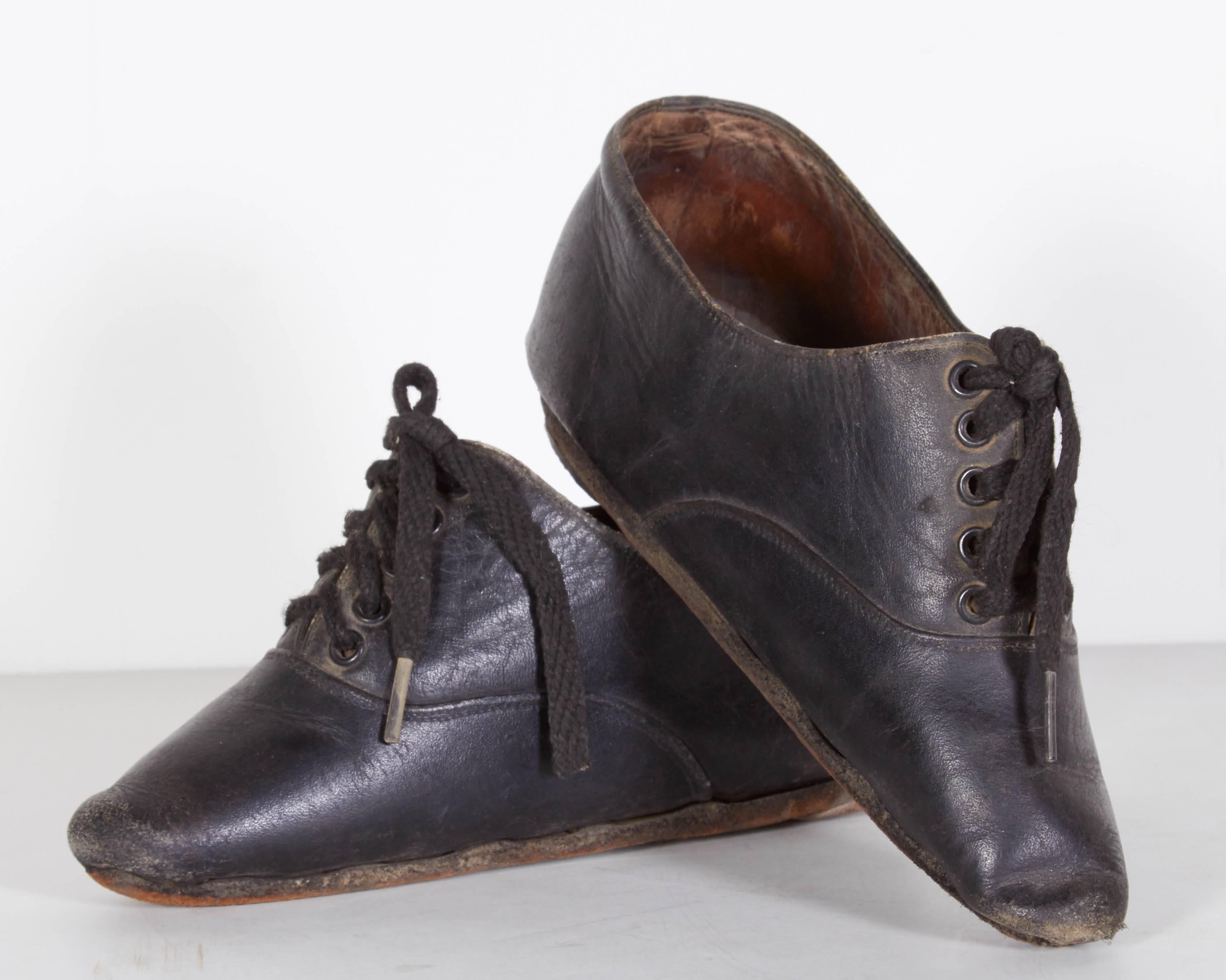 Tiny 19th Century Chinese Women's Leather Shoes In Good Condition For Sale In New York, NY