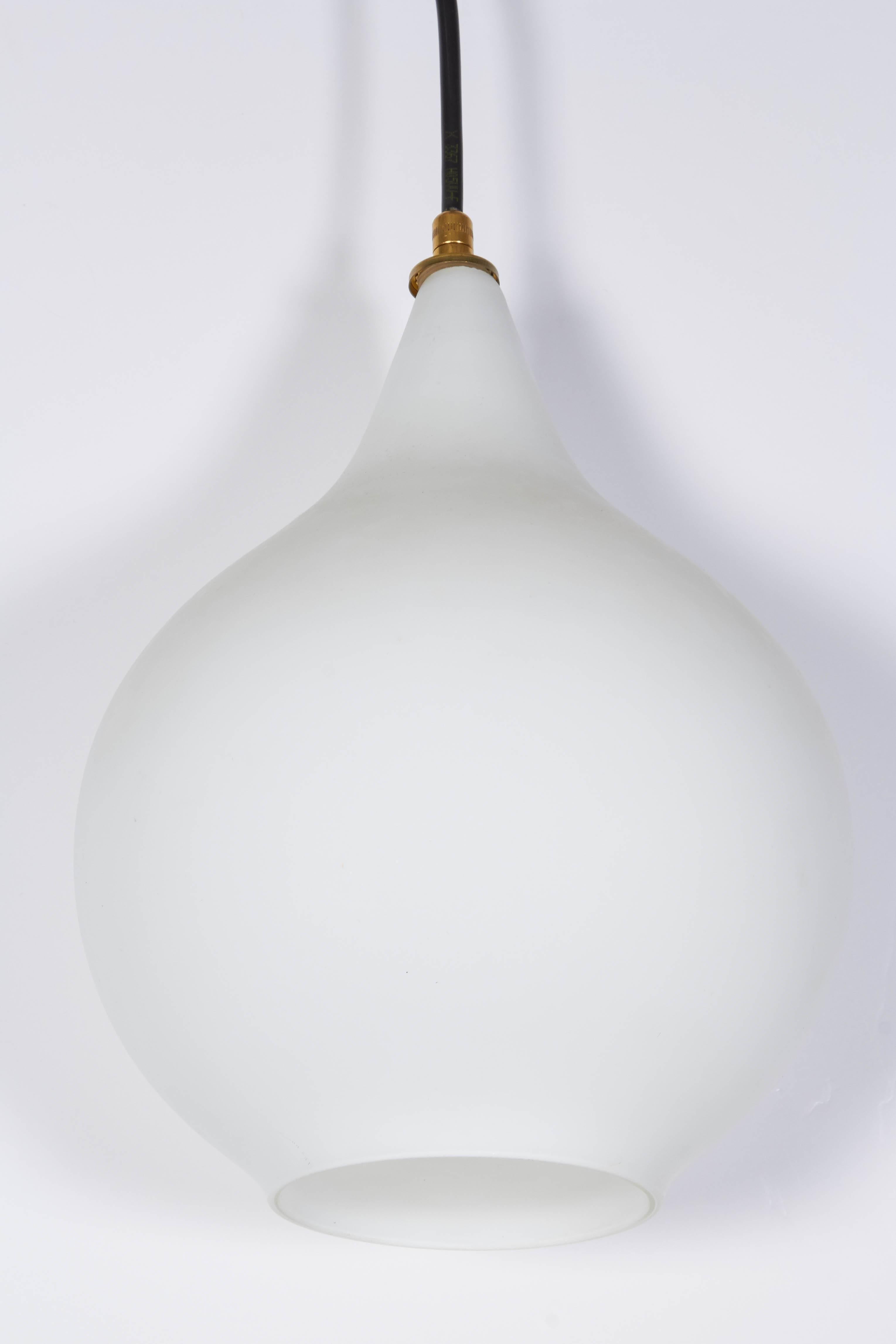 Italienische mundgeblasene Pendelleuchte, um 1950. Der Glasschirm ist mit einer klaren, satinierten Schicht über weißem Glas überzogen und hat die Form eines Tropfens. Hält eine Standard-Glühbirne. Der Schirm hat einen Durchmesser von 8