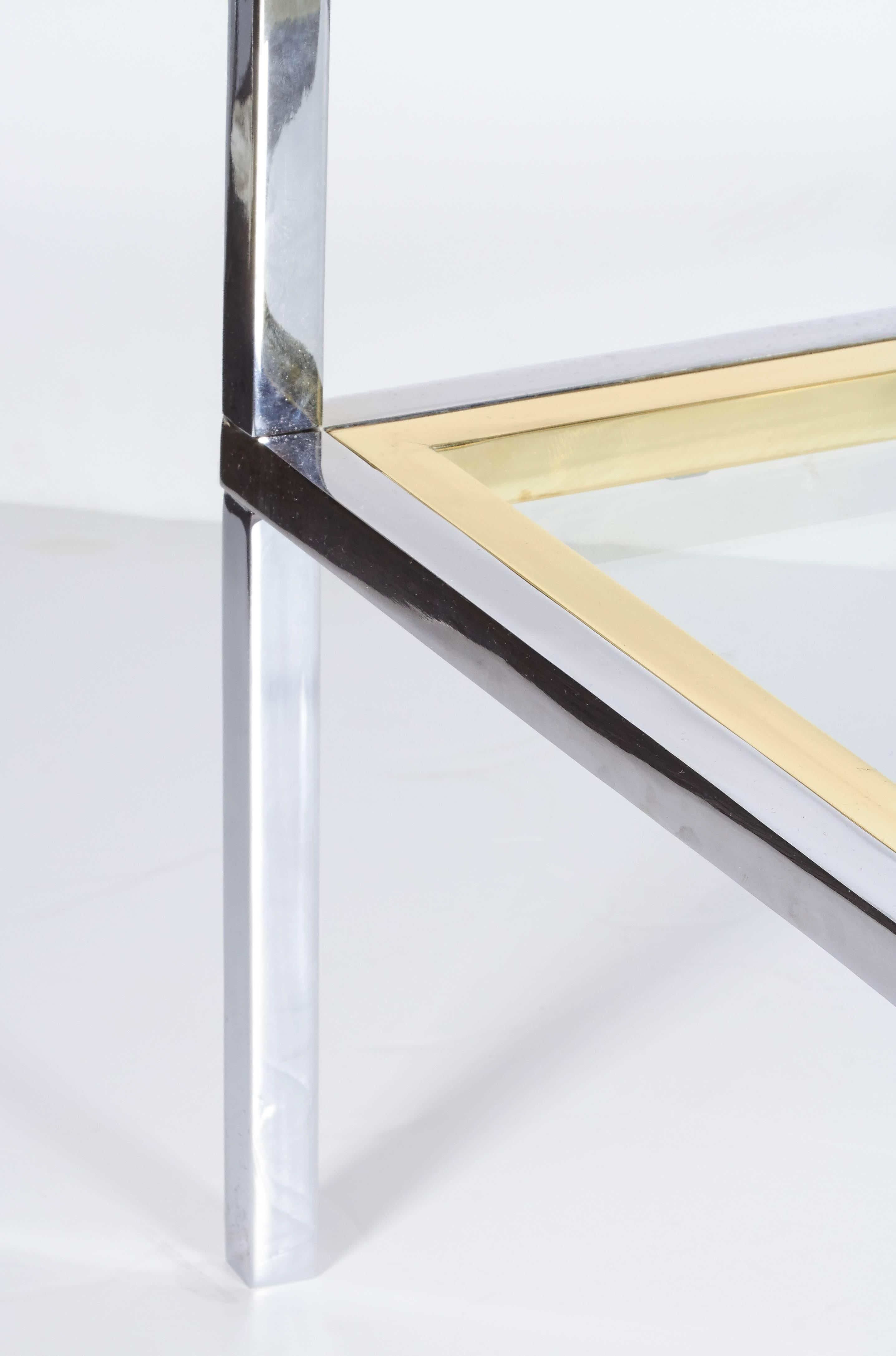 Elegante e dal design pulito, questo tavolo rettangolare italiano degli anni '70 è dotato di un piano estraibile. La cornice è cromata con accenti in ottone. Il ripiano inferiore è fissato con un inserto in vetro. Il piano del tavolo è dotato di un
