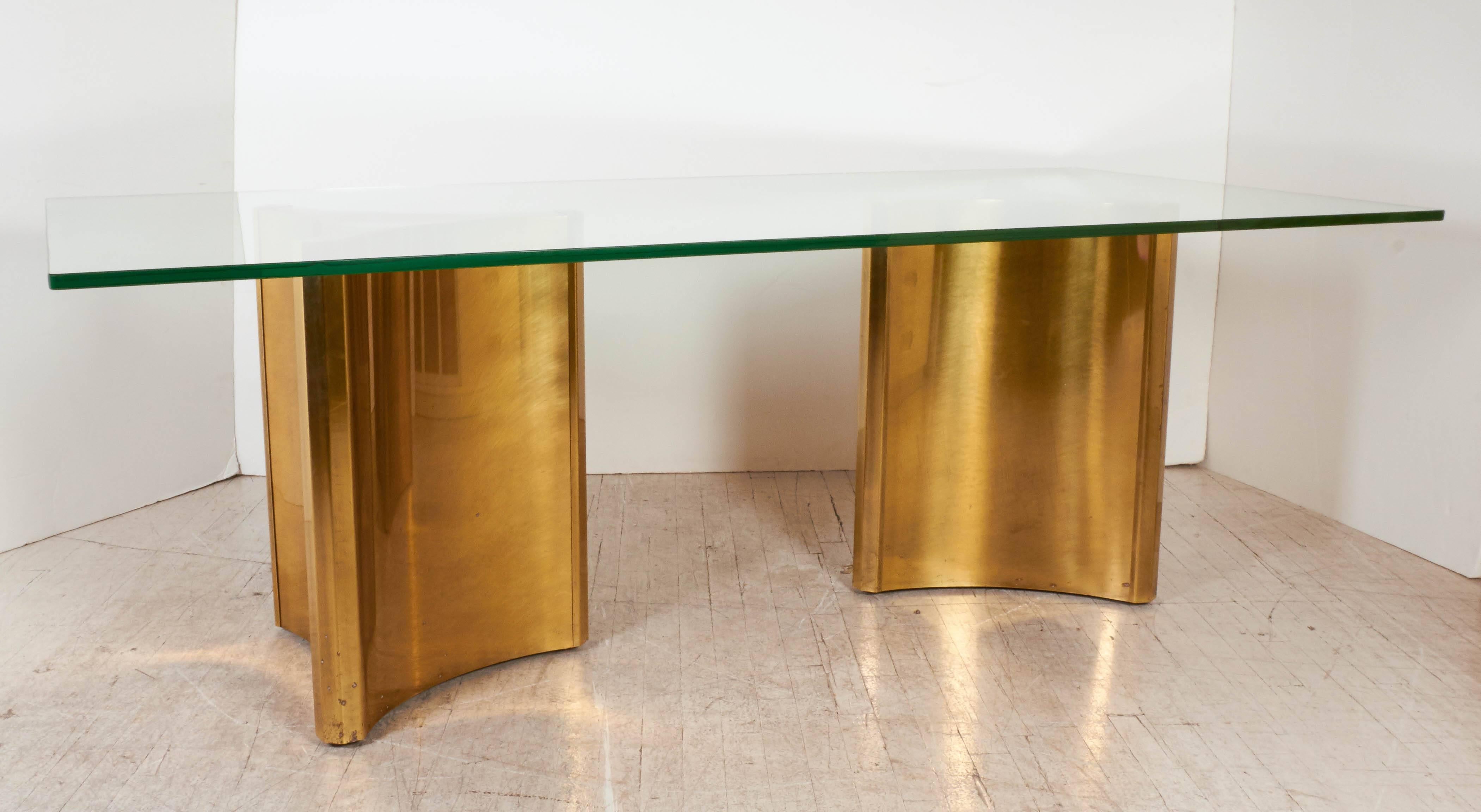 Double Brass Pedestal Dining Table by Mastercraft In Good Condition For Sale In New York, NY