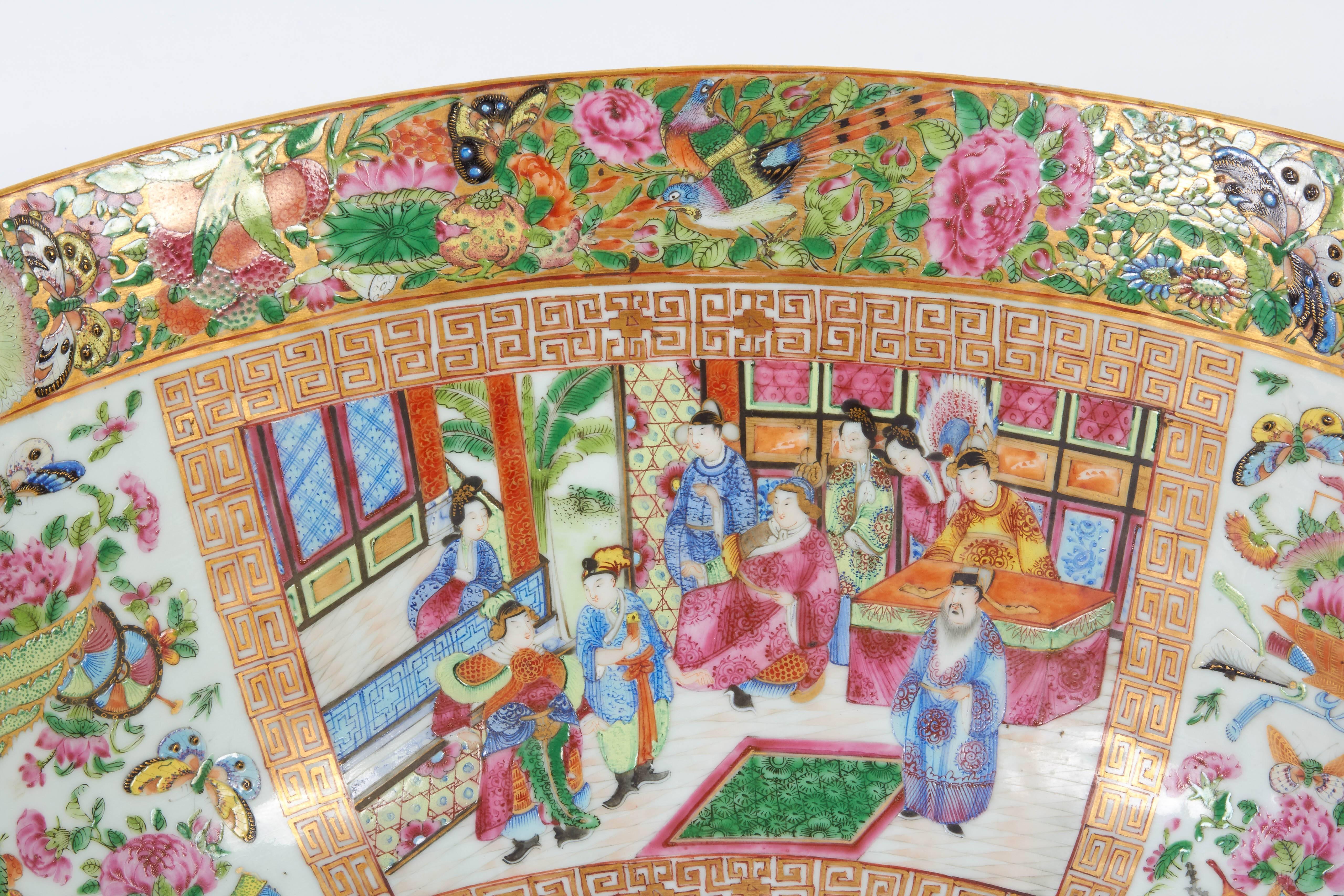 Chinesischer Export 'Canton Famille Rose' oder 'Rose Medaillon' Große Schale in der Mitte (19. Jahrhundert)