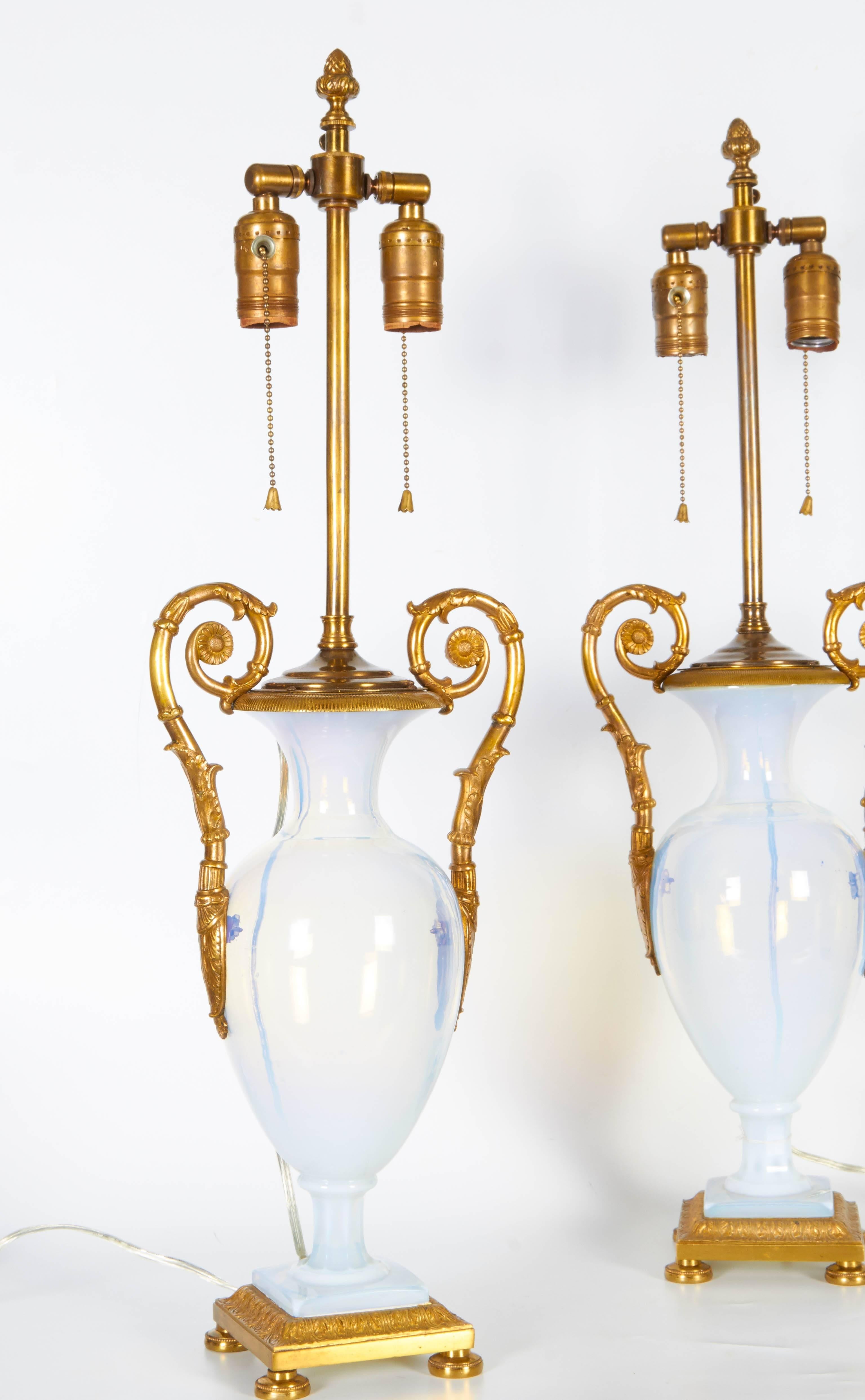 Européen Paire de vases/ampoules russes anciens d'époque néoclassique en opalescent blanc et bronze doré en vente