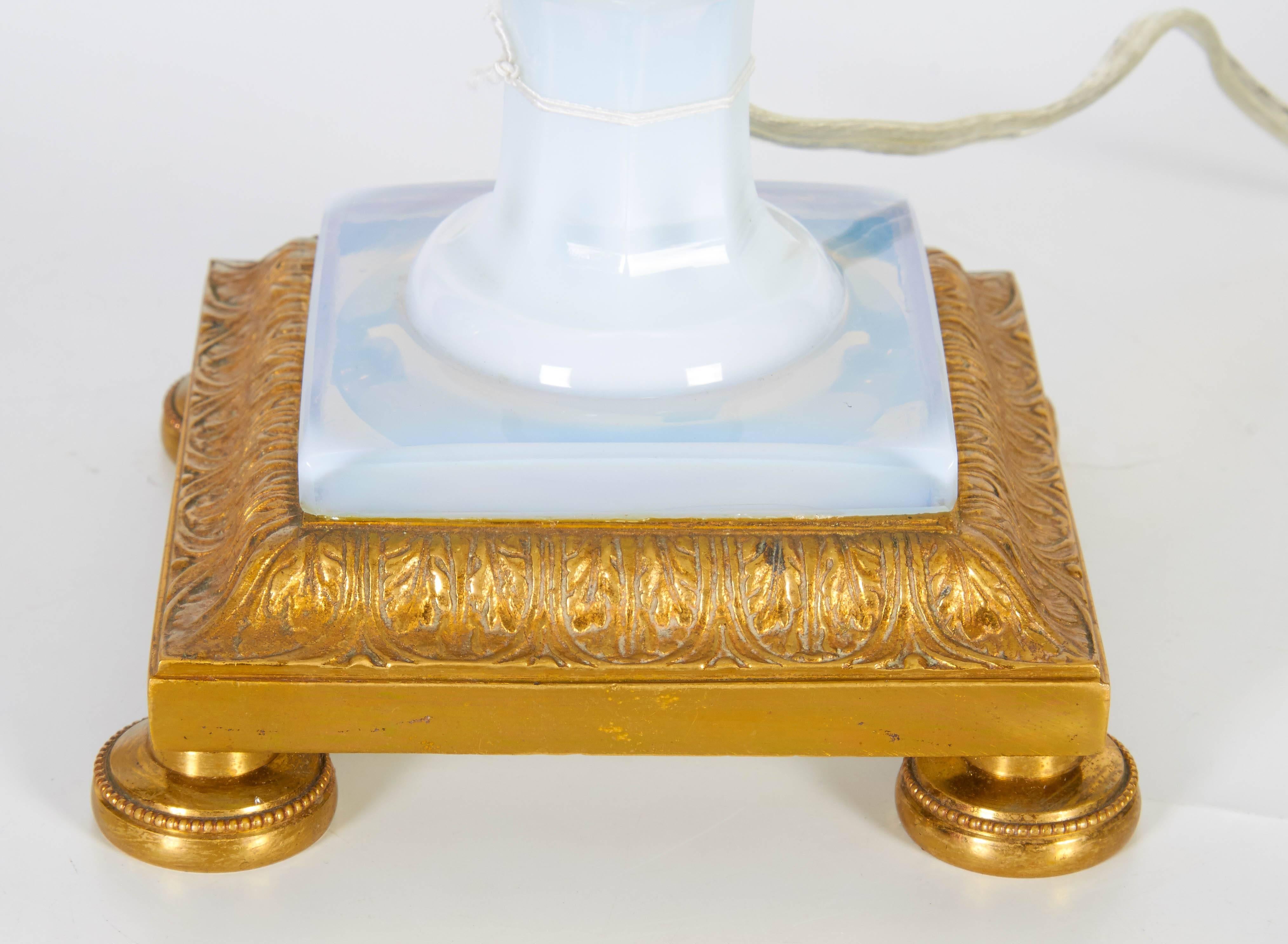Fait main Paire de vases/ampoules russes anciens d'époque néoclassique en opalescent blanc et bronze doré en vente