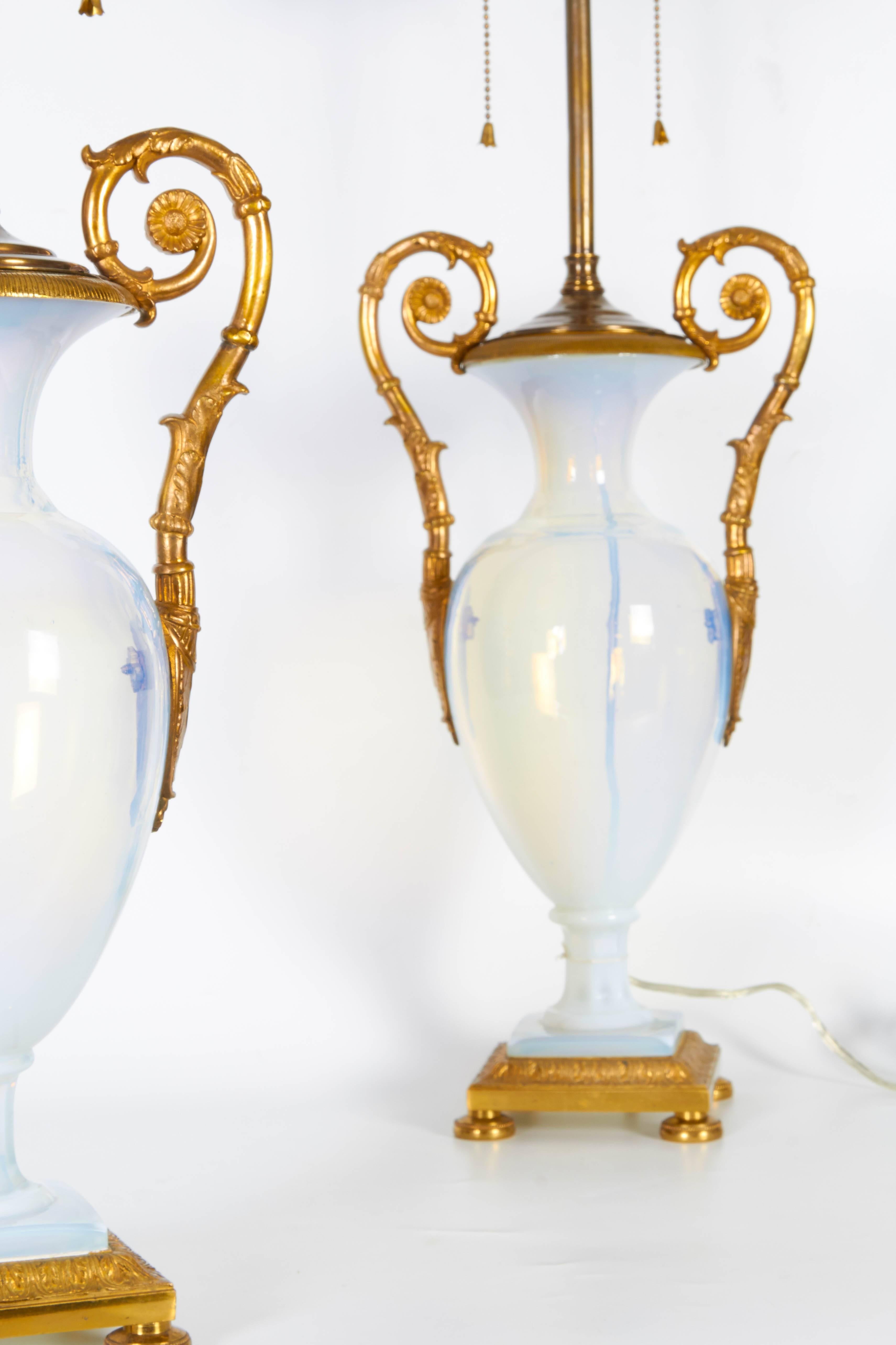 Verre opalin Paire de vases/ampoules russes anciens d'époque néoclassique en opalescent blanc et bronze doré en vente