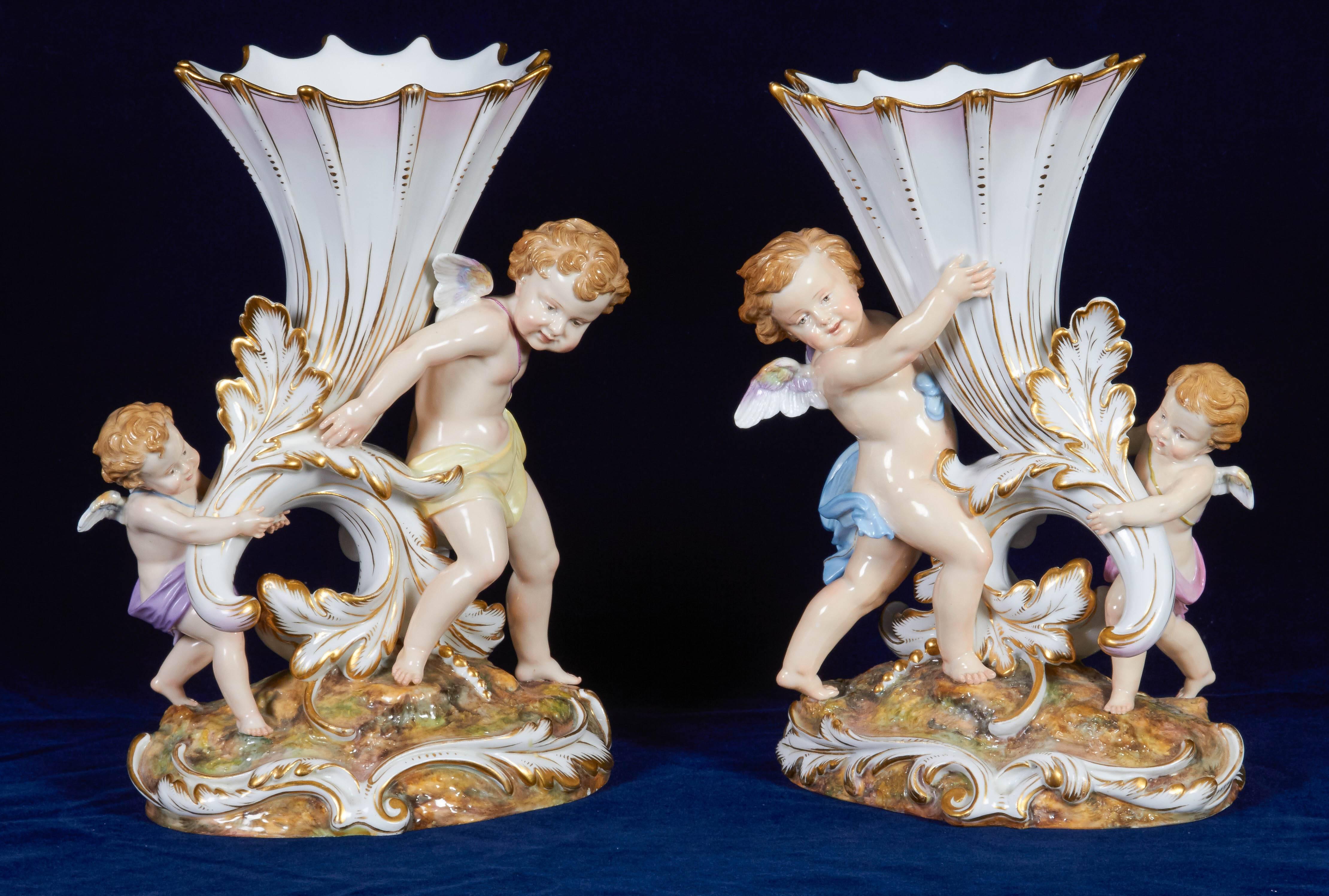 Rococo Paire de vases Meissen anciens représentant des groupes d'enfants tenant des cornes d'abondance, vers 1860 en vente