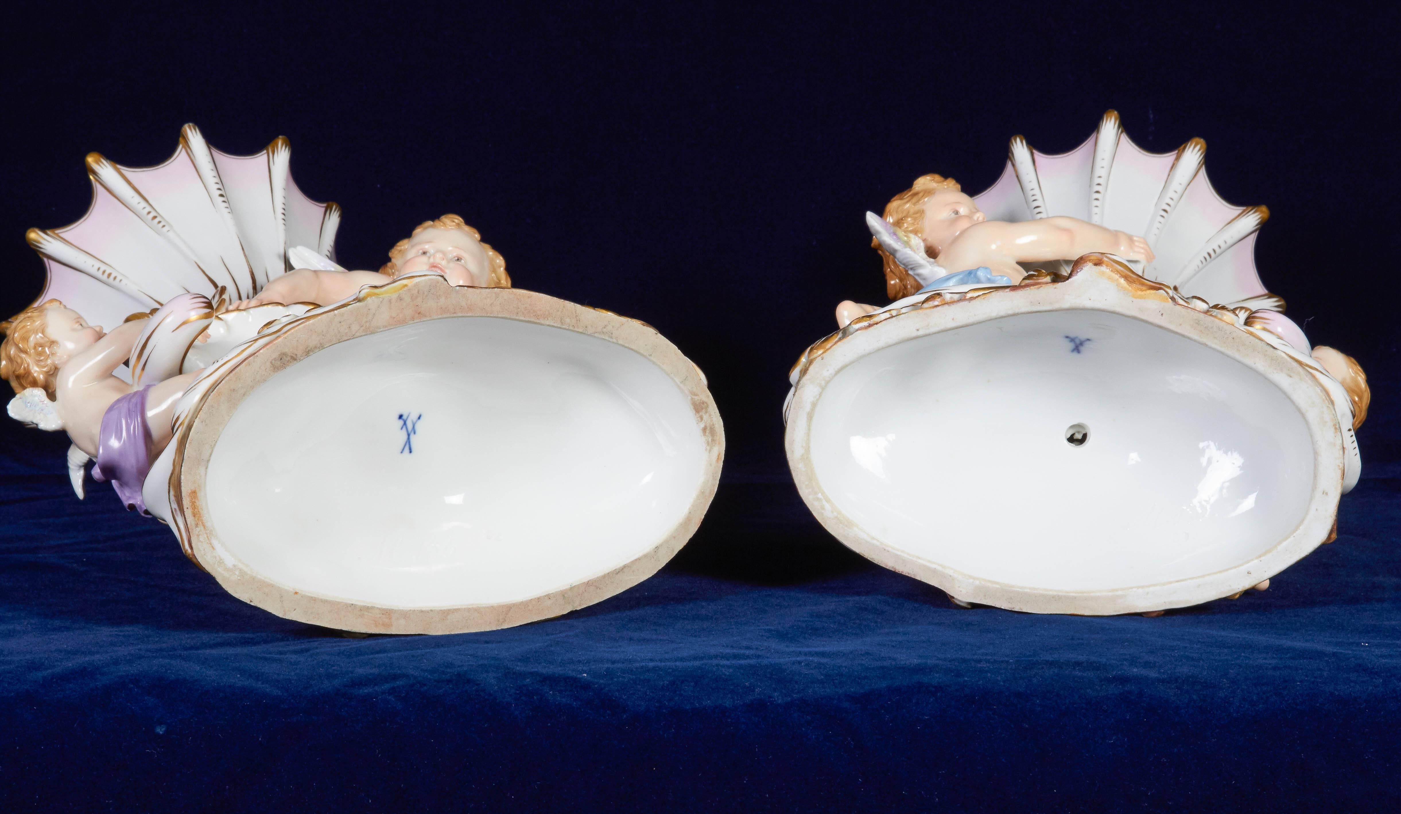 Allemand Paire de vases Meissen anciens représentant des groupes d'enfants tenant des cornes d'abondance, vers 1860 en vente
