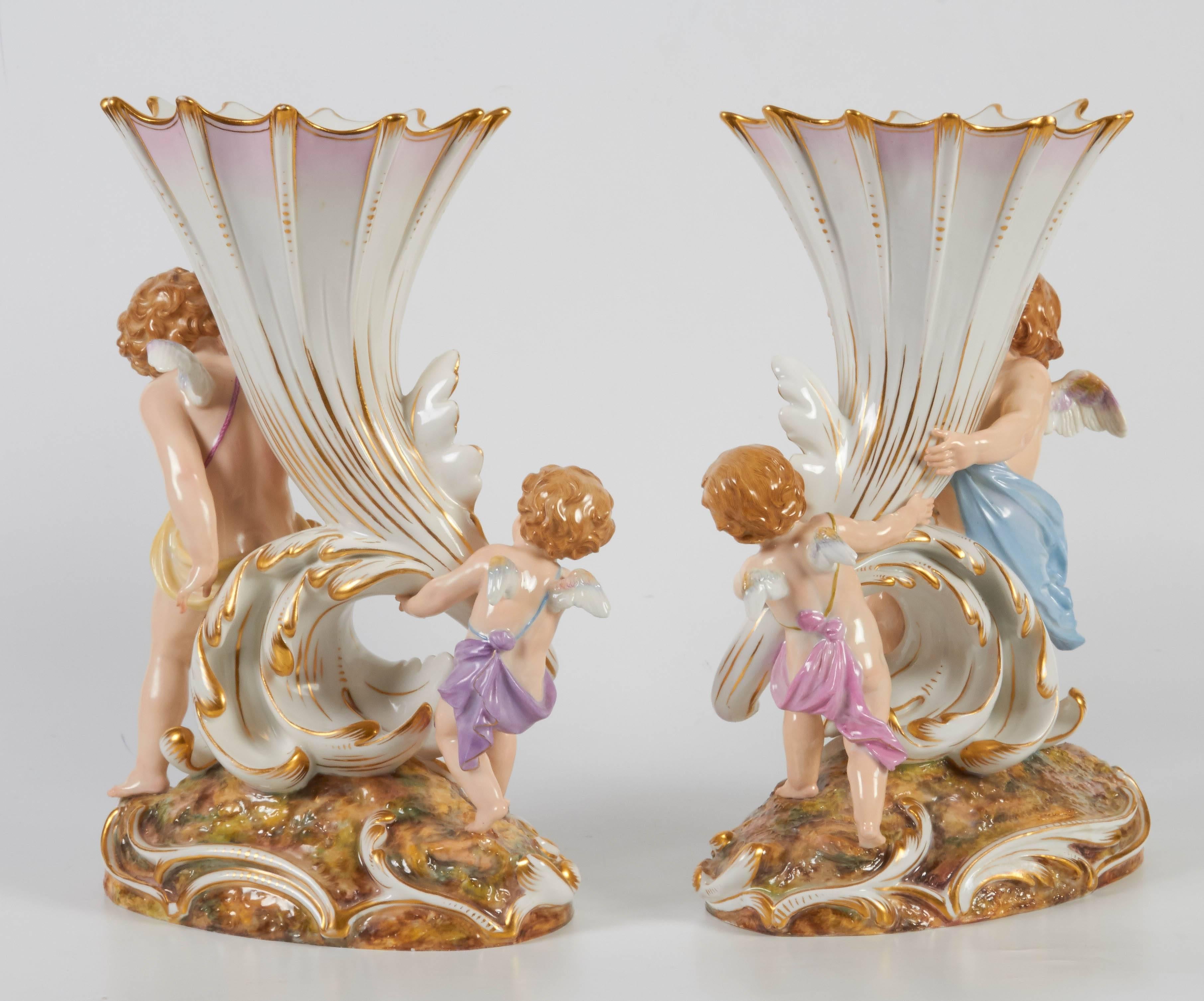 Paire de vases Meissen anciens représentant des groupes d'enfants tenant des cornes d'abondance, vers 1860 en vente 2