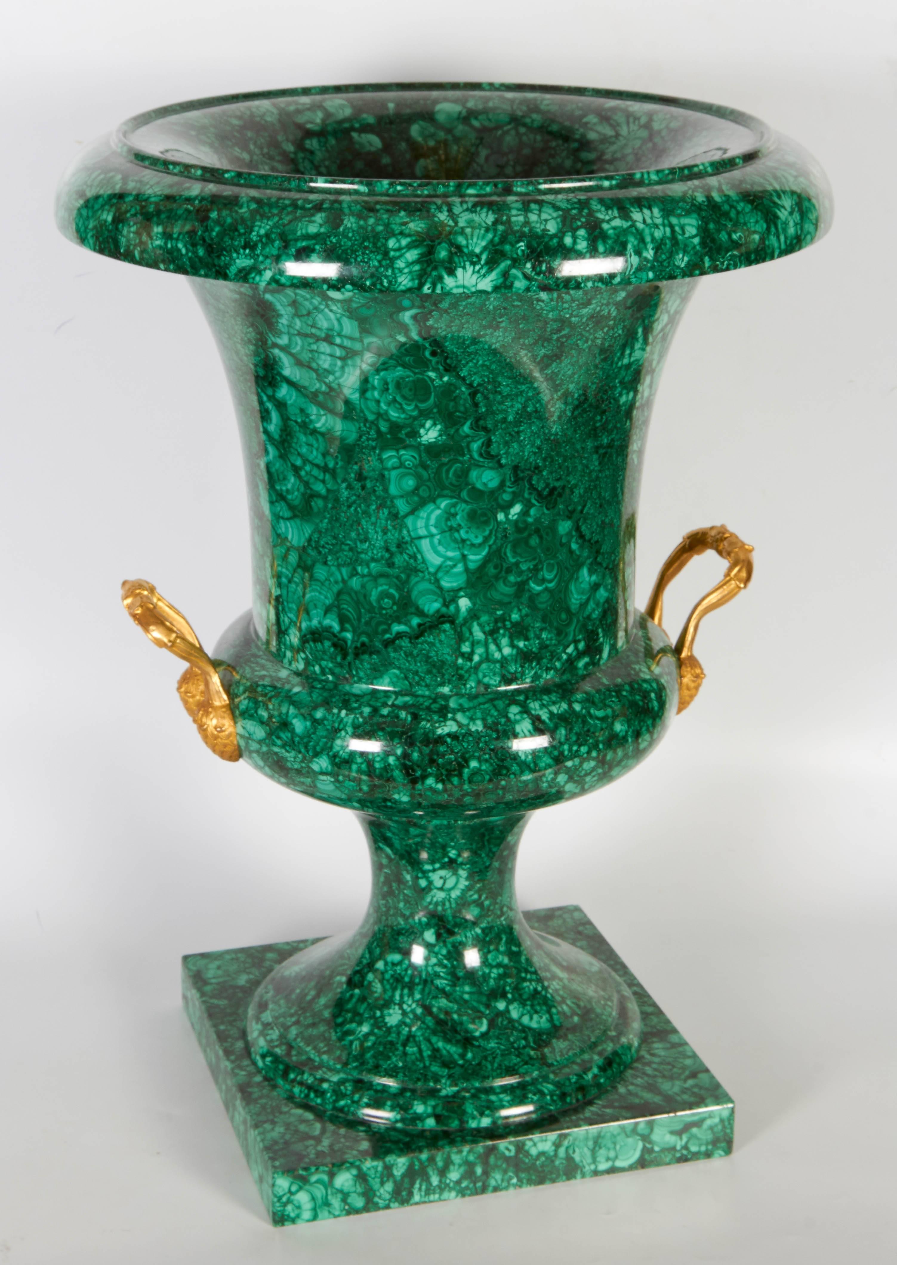 Eine große russische neoklassizistische Urne oder Vase aus Malachit in Form einer Campana, mit zwei Henkeln aus Ormolu, die mit Eicheln modelliert sind, auf einem kreisförmigen Fuß mit quadratischem Stufensockel, 
19. Jahrhundert, russisch,