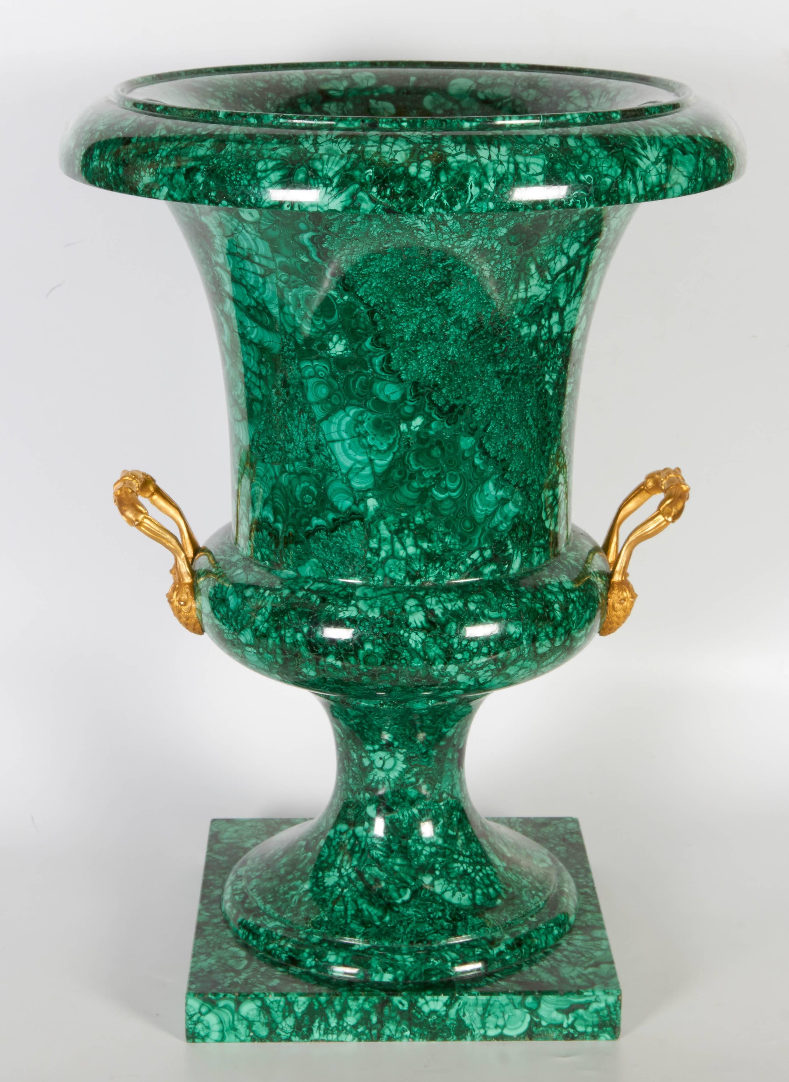Néoclassique Grand urne ou vase russe néoclassique en malachite et bronze doré, 19e siècle en vente