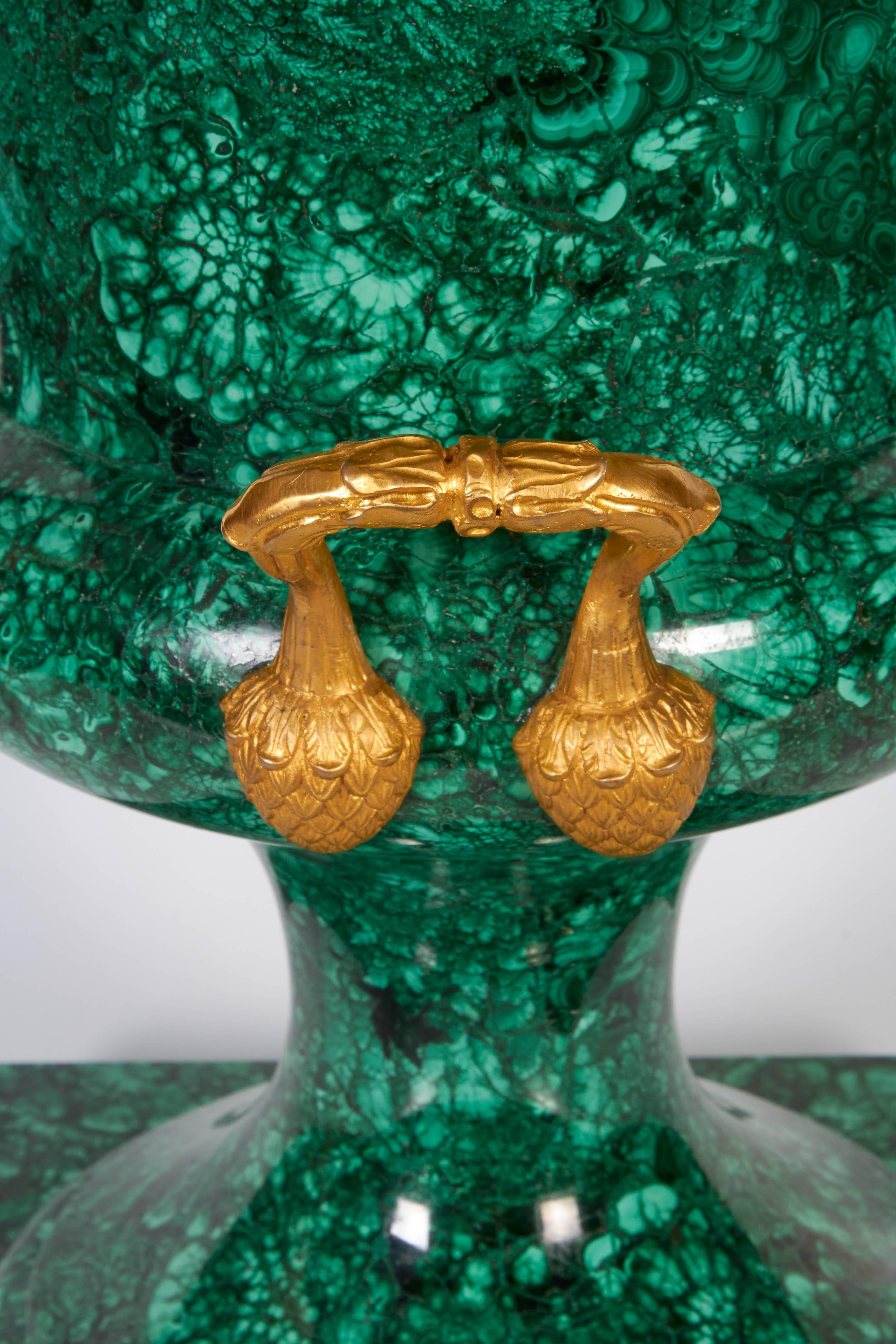 Große russische neoklassizistische Urne oder Vase aus Malachit und Goldbronze, 19. Jahrhundert im Zustand „Hervorragend“ im Angebot in New York, NY