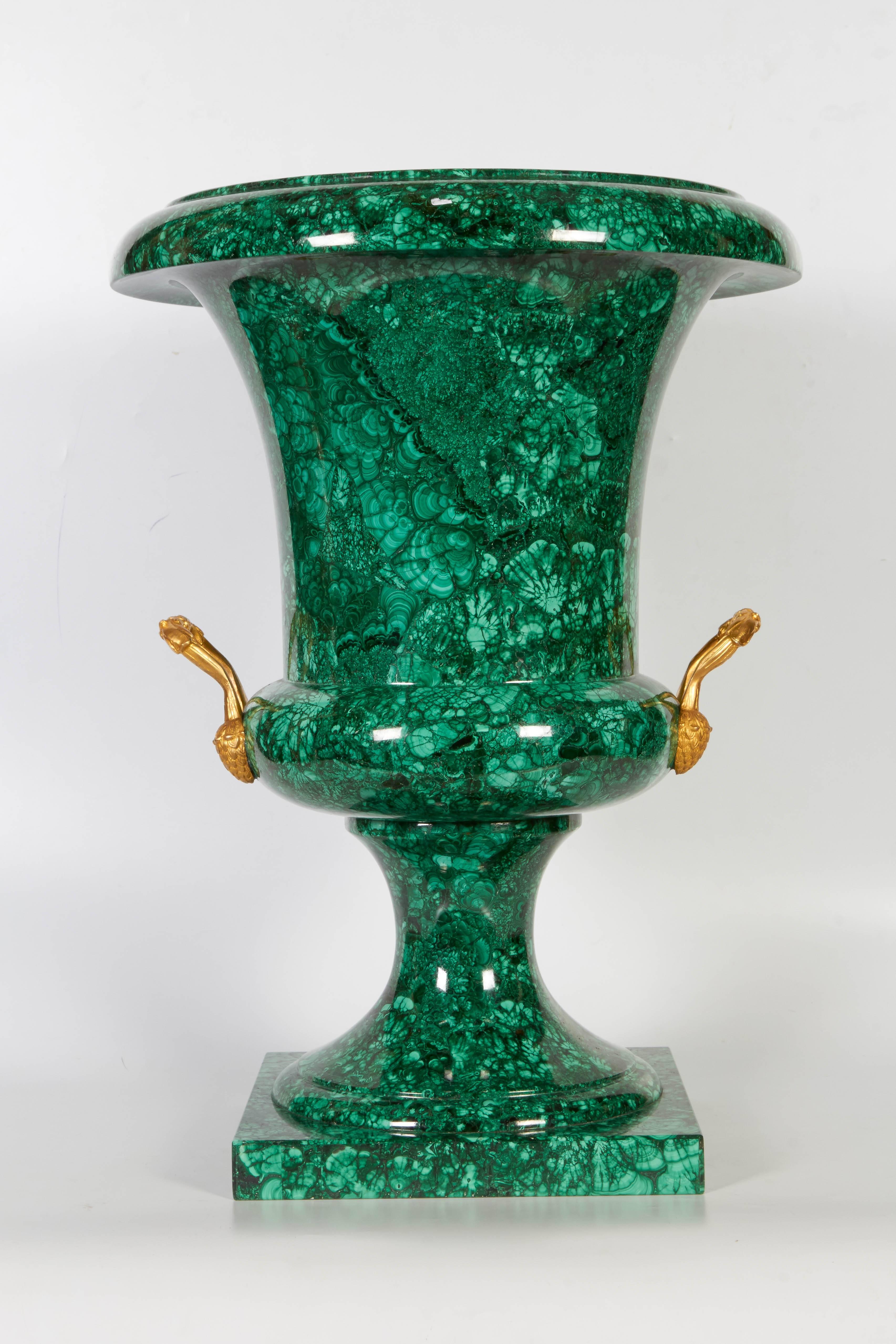 Malachite Grand urne ou vase russe néoclassique en malachite et bronze doré, 19e siècle en vente