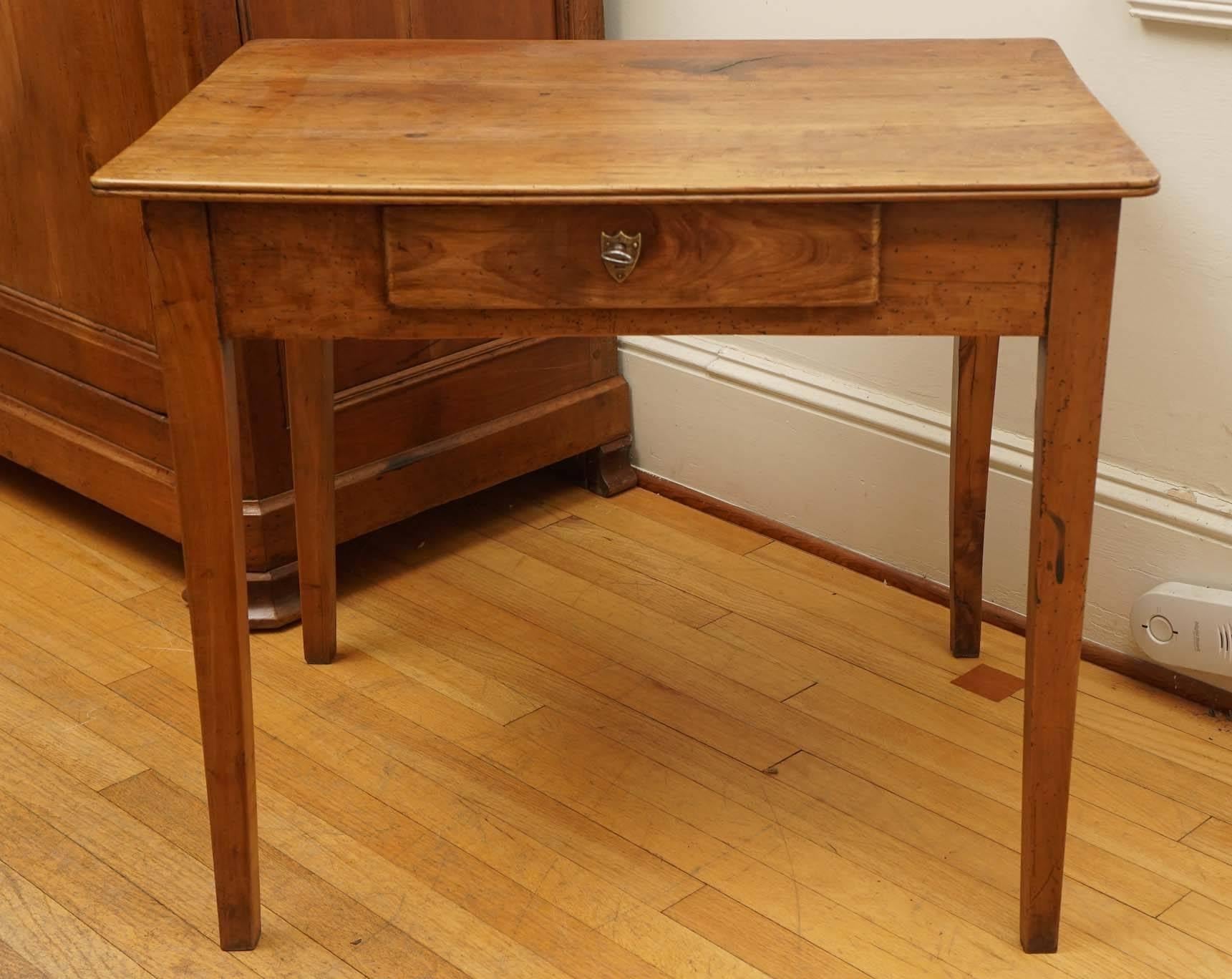 This end or side table has a rich walnut wood finish and would be perfect for an end table or night table. The top is particularly nice and a good sized drawer is part of this table.