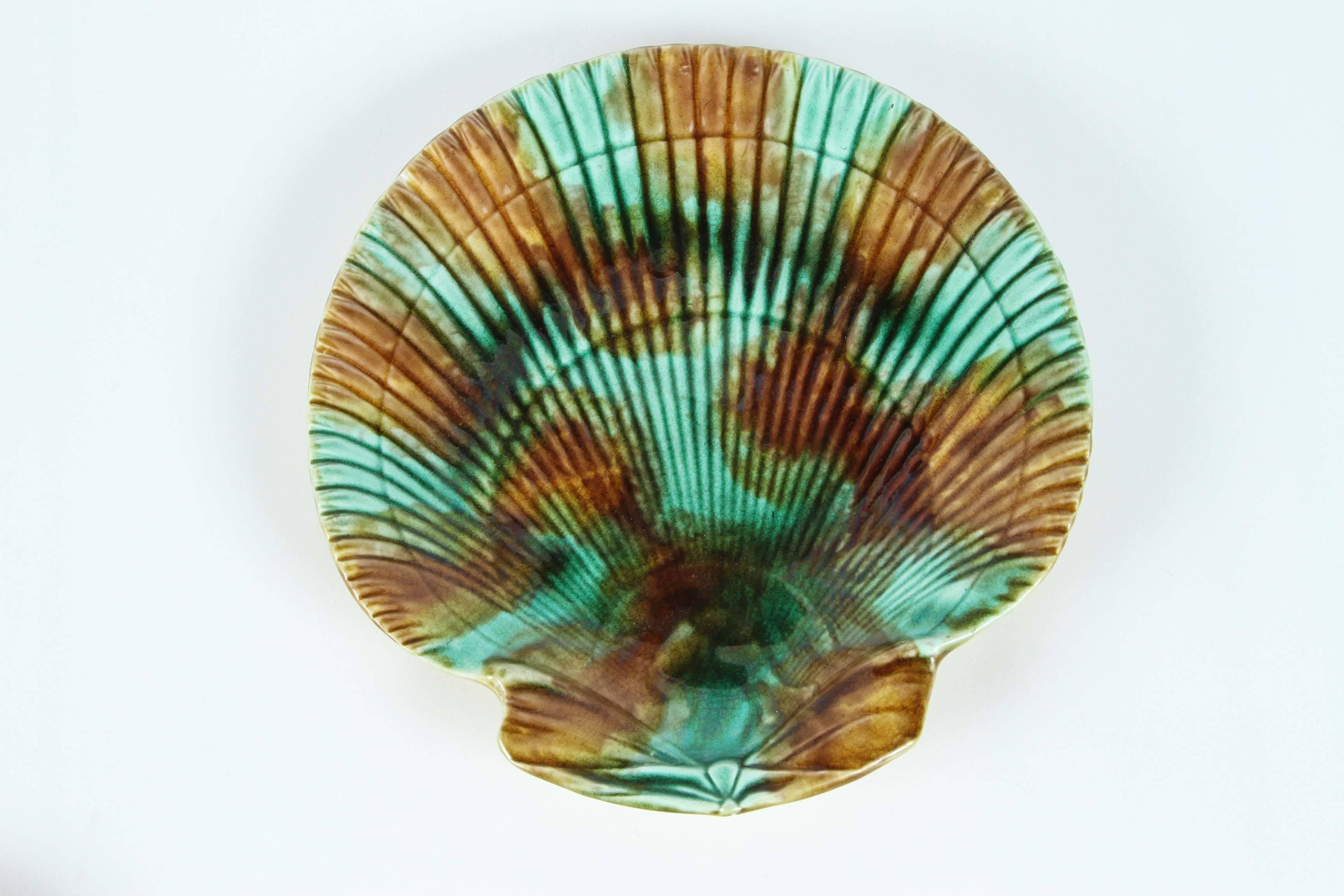 Glazed Pair of Wedgwood Shell Plates with Mottled Majolica Glaze, 19th Century