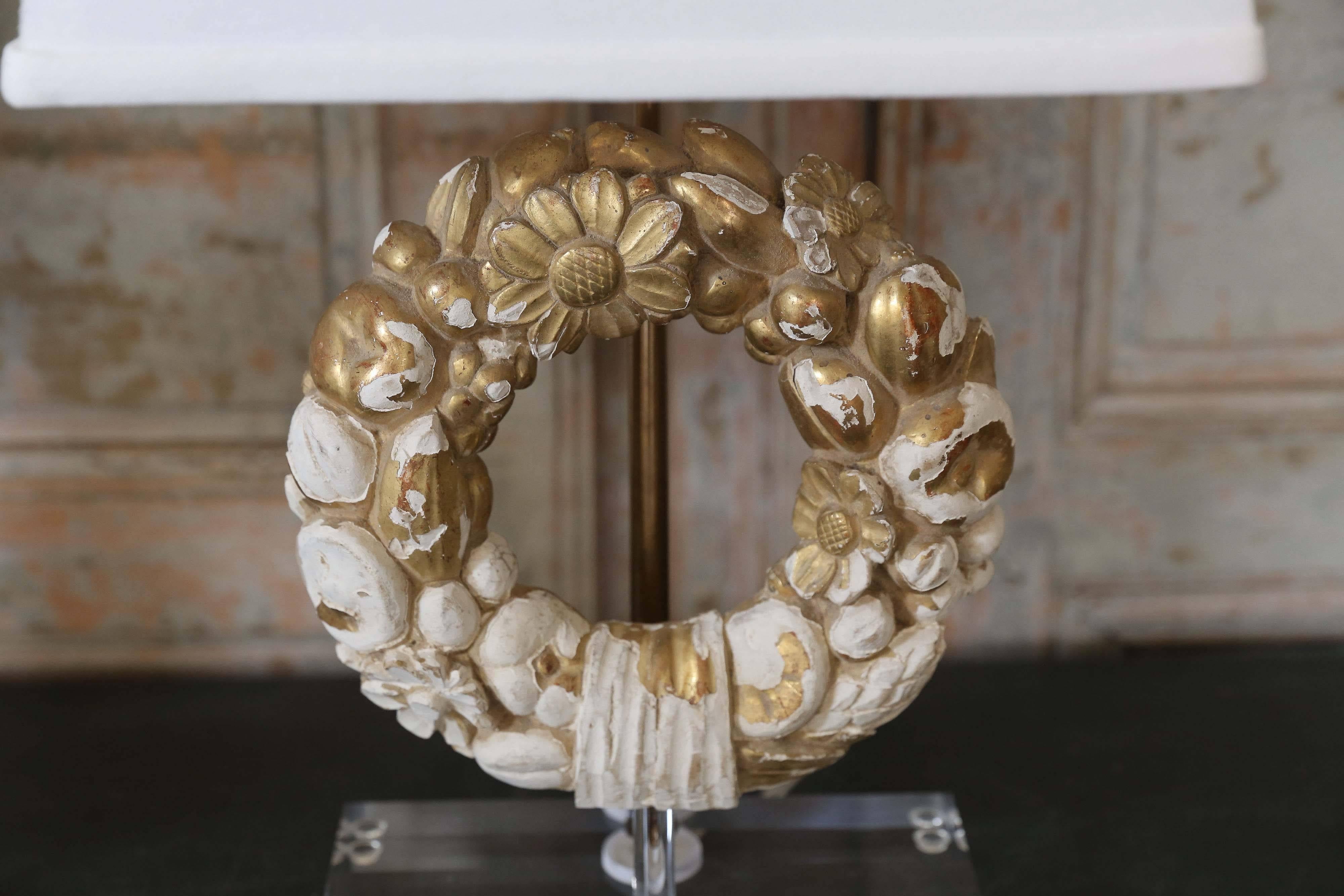 Neoclassical Giltwood Wreath Fragment Table Lamp For Sale