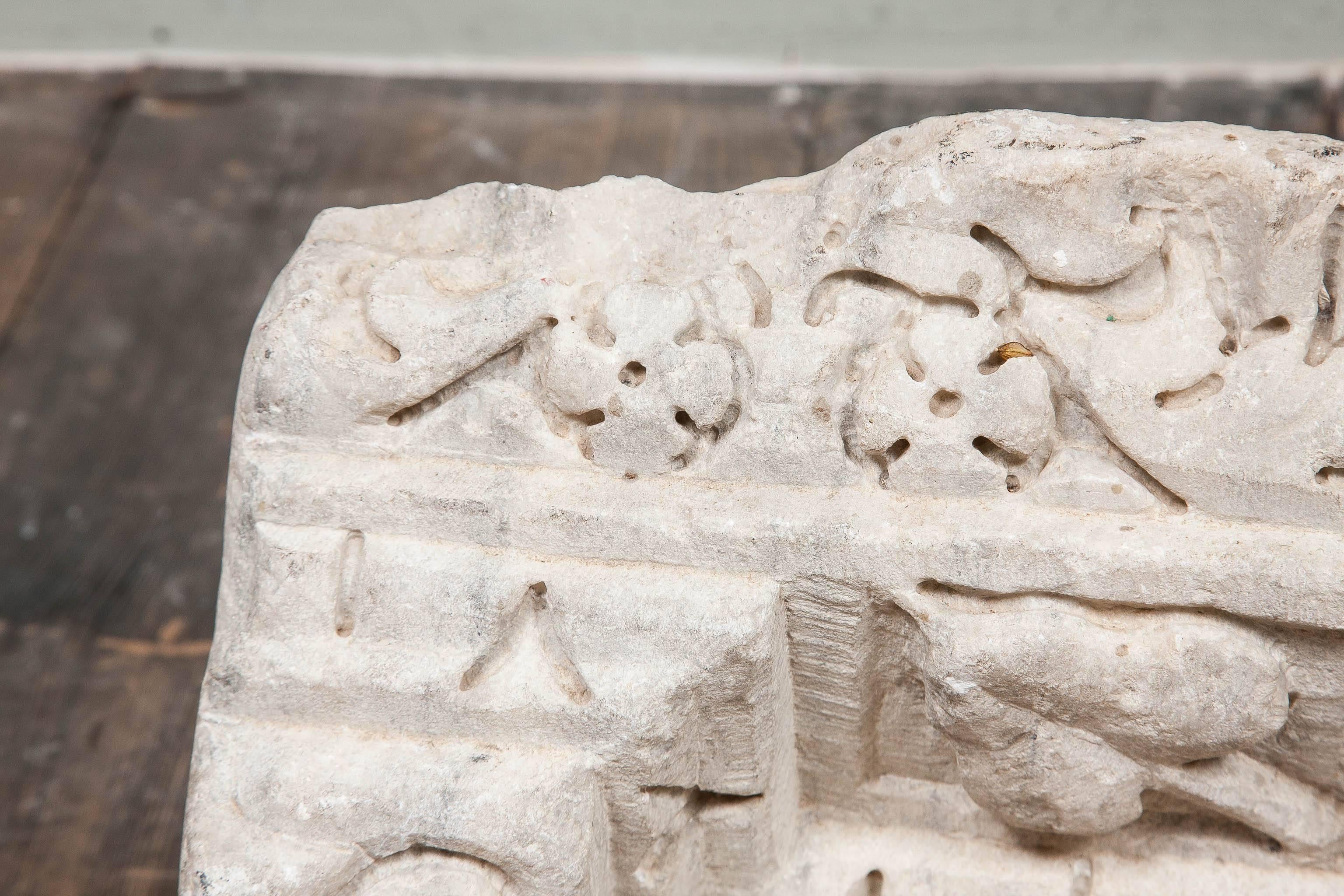 Un morceau de corniche romaine en pierre, vers 200 CIRCA.