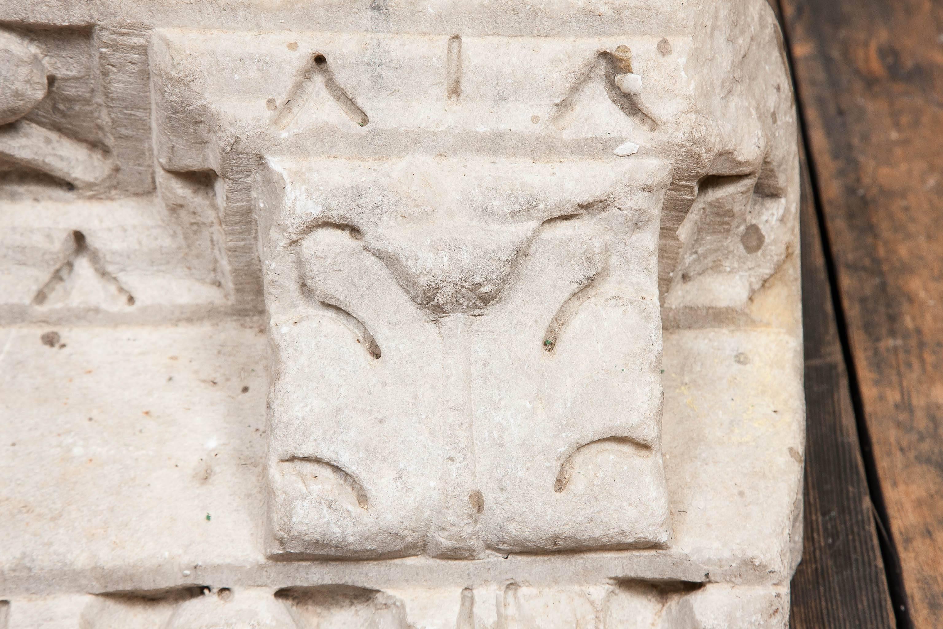 Romain classique Fragment de corniche romaine en pierre, vers 200 avant J.-C. en vente