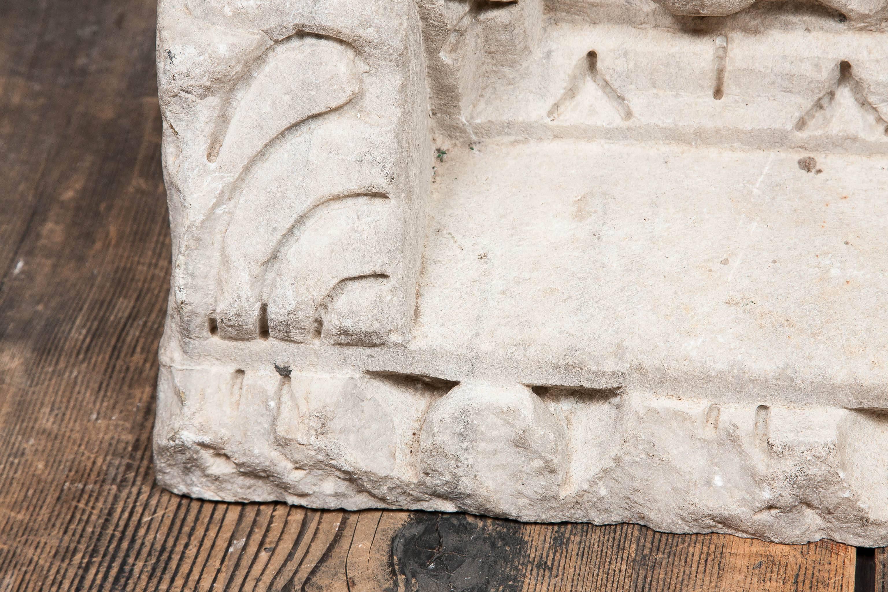 Fragment de corniche romaine en pierre, vers 200 avant J.-C. Excellent état - En vente à London, GB