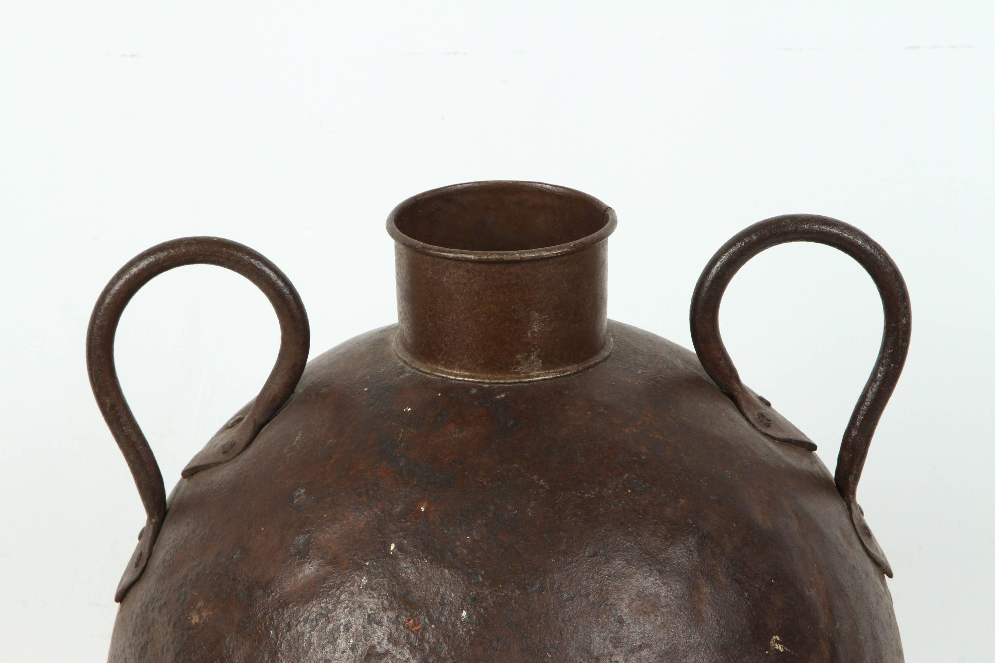Large metal hand tooled water jar with handles, well used, nice antique rust patina, use it indoor or outdoor, great in the garden.
South East India.