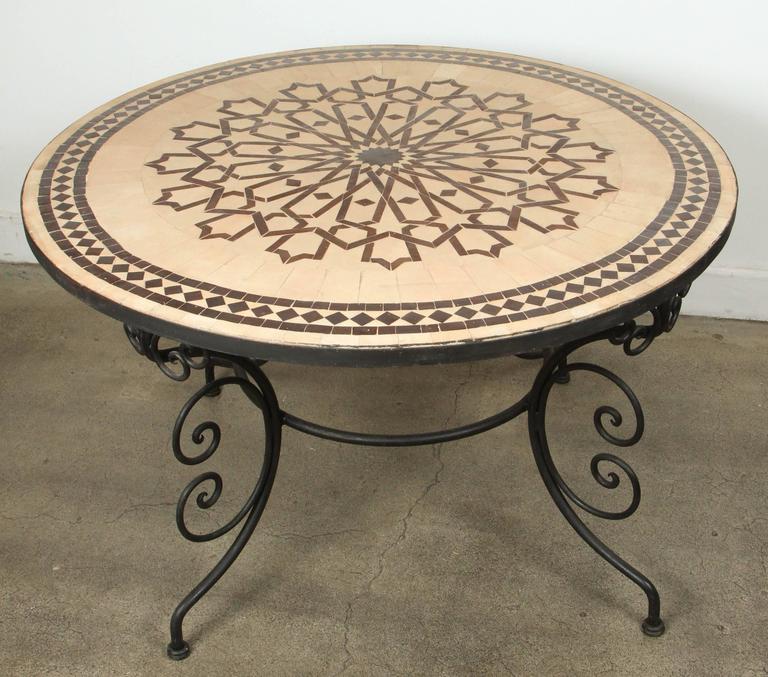 Table D’Appoint Marocaine Métal Sule 42 Cm – Plateau Argenté Oriental Carré, Pliante Noire, Style Oriental Authentique
