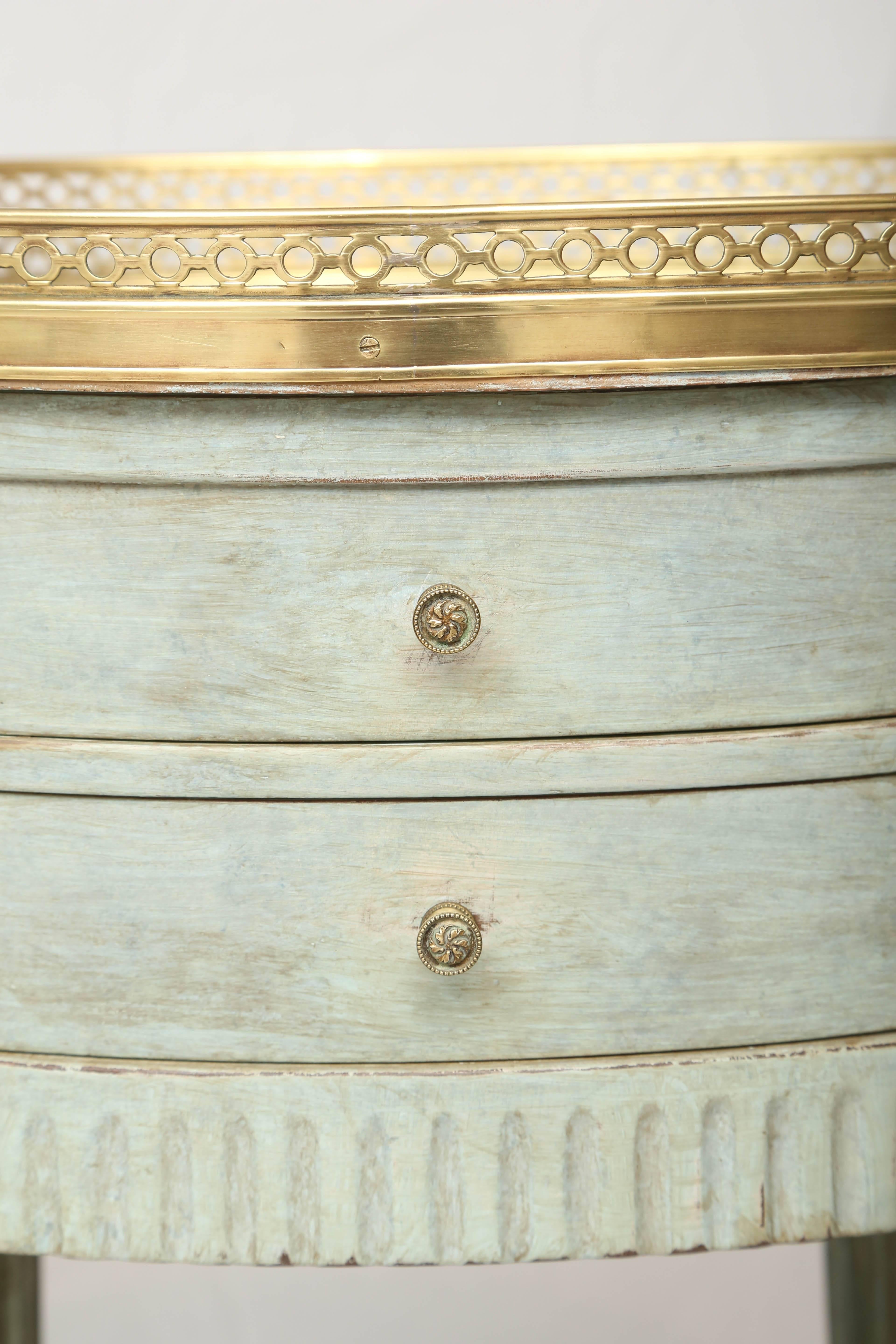 Ovale französische Kommode mit verspiegelter Platte (Louis XVI.) im Angebot