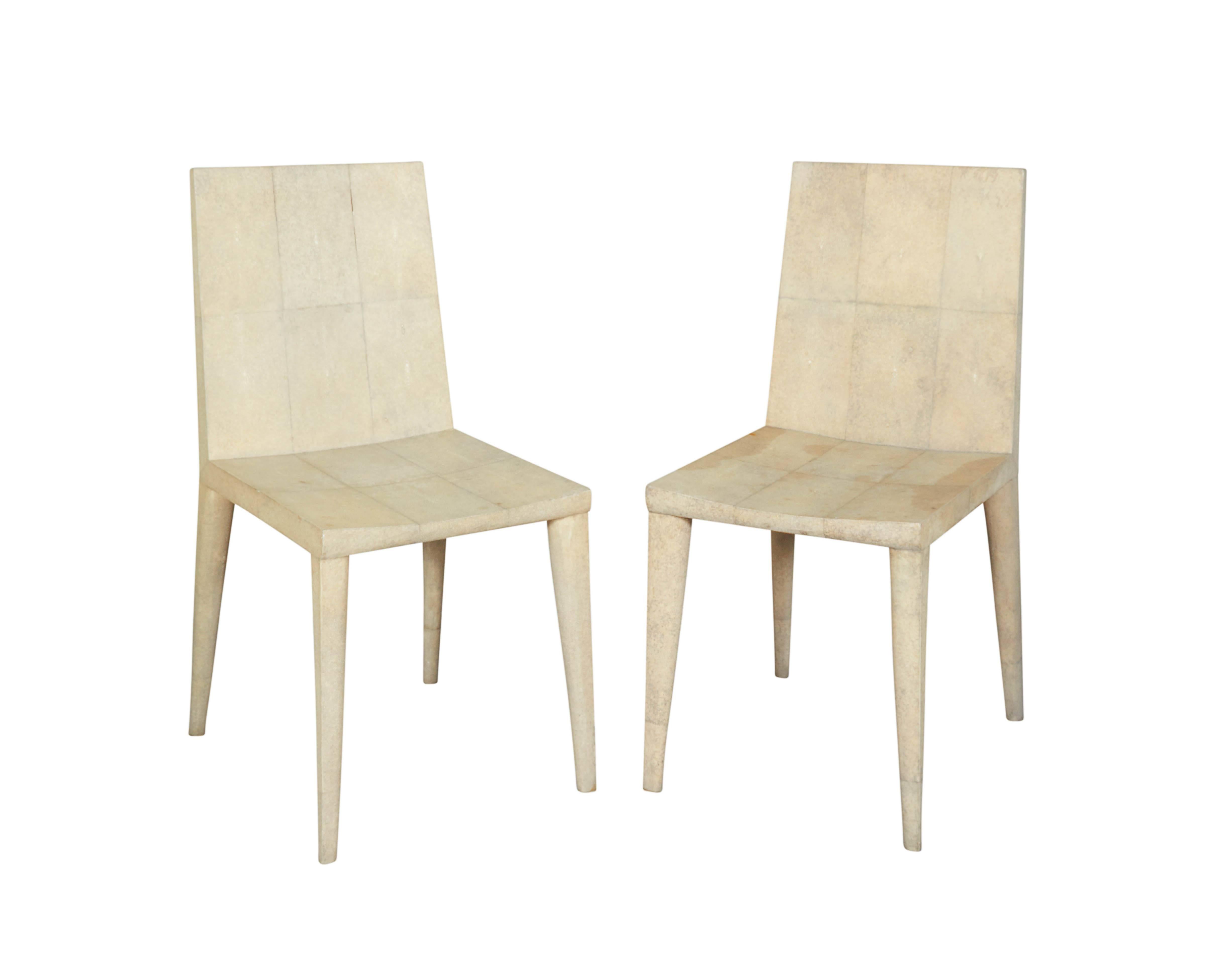 Chaises de style Jean Miche Frank entièrement recouvertes d'un galuchat de couleur naturelle. Ces chaises ont été fabriquées sur mesure par R&Y Augousti de France.